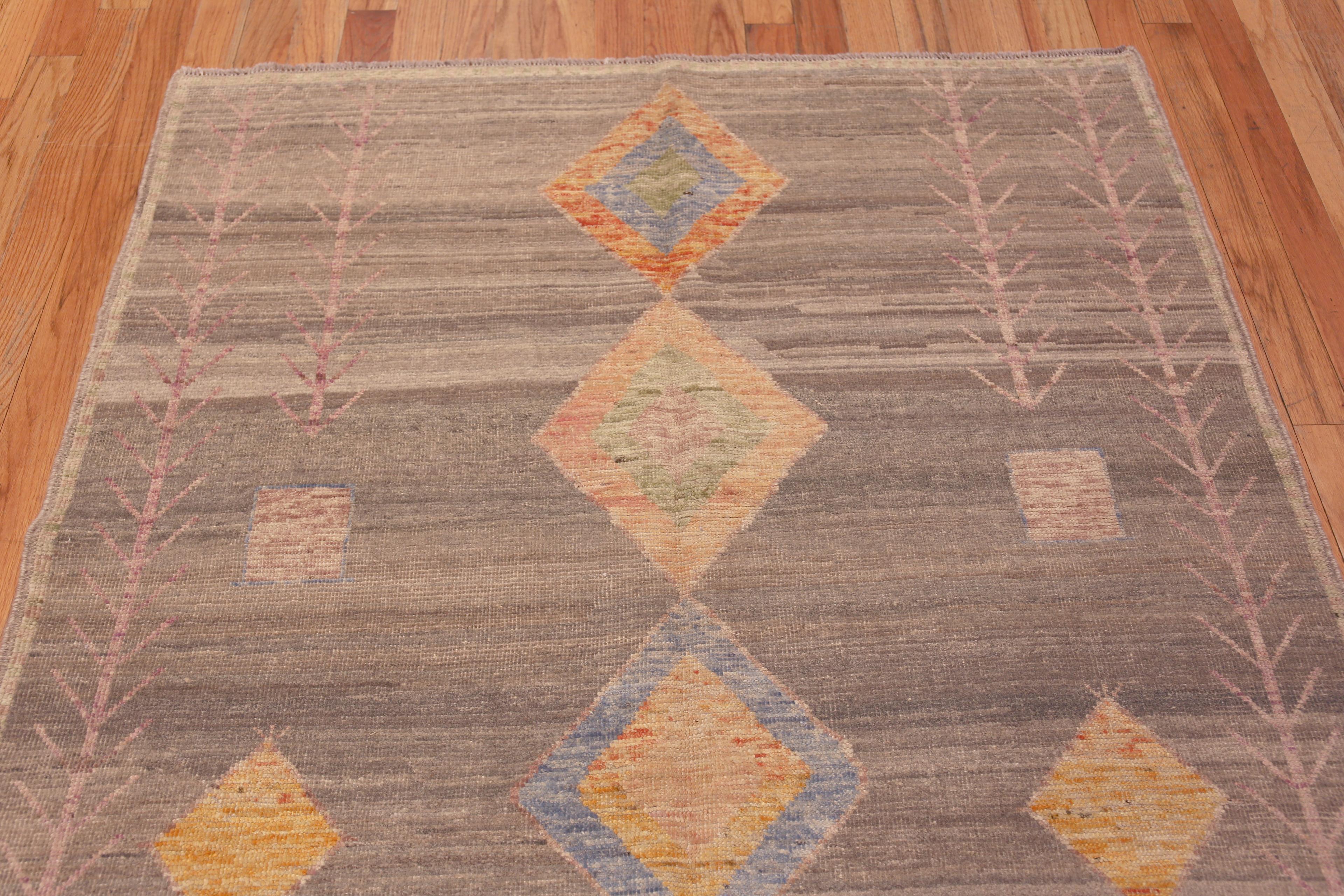 Moderne Collection Nazmiyal, petite taille, tapis tribal géométrique de 5'1