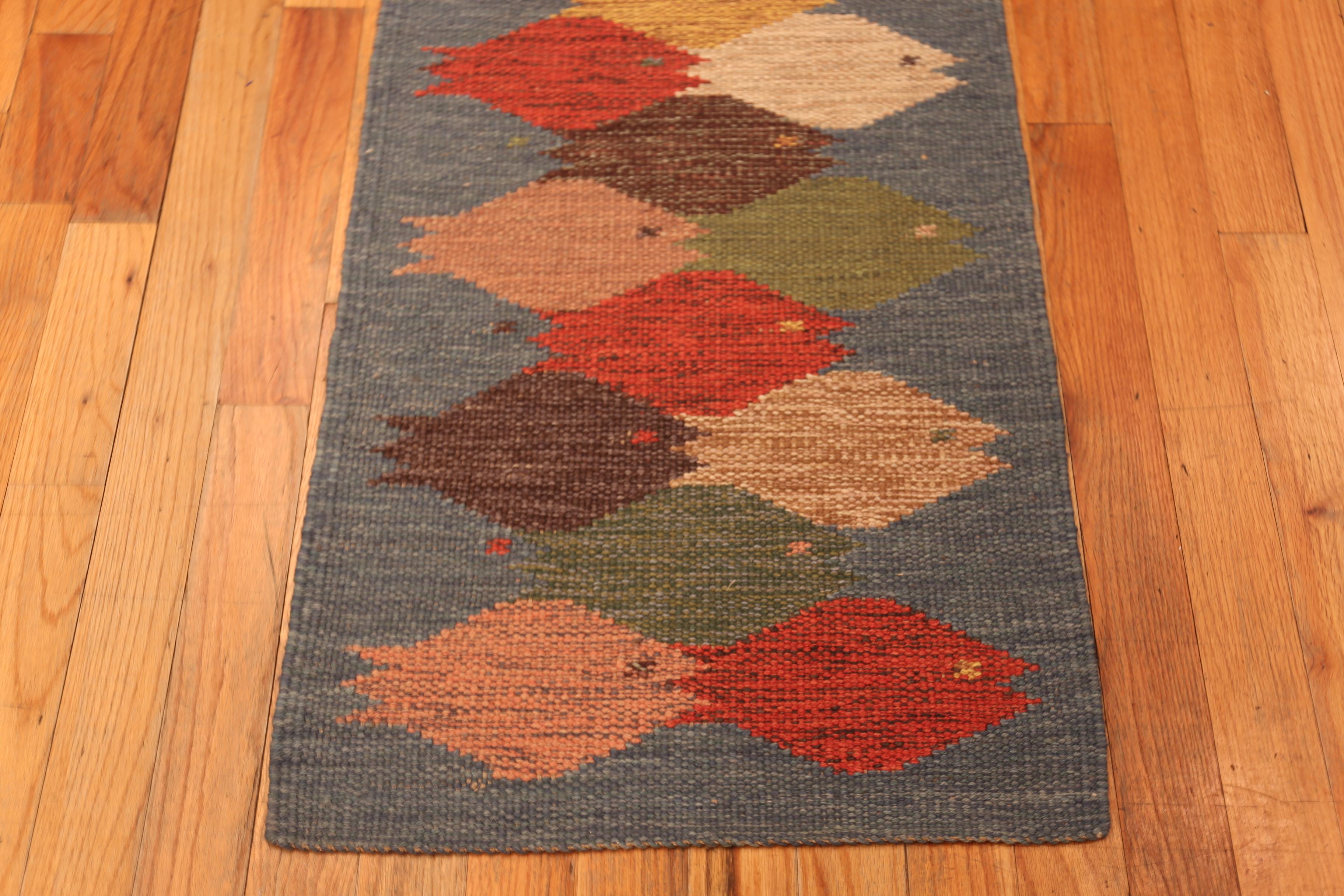 Stupefacente tappeto runner Kilim in stile svedese contemporaneo con design a forma di pesce, Paese d'origine: Asia centrale, Data di fabbricazione: Moderno