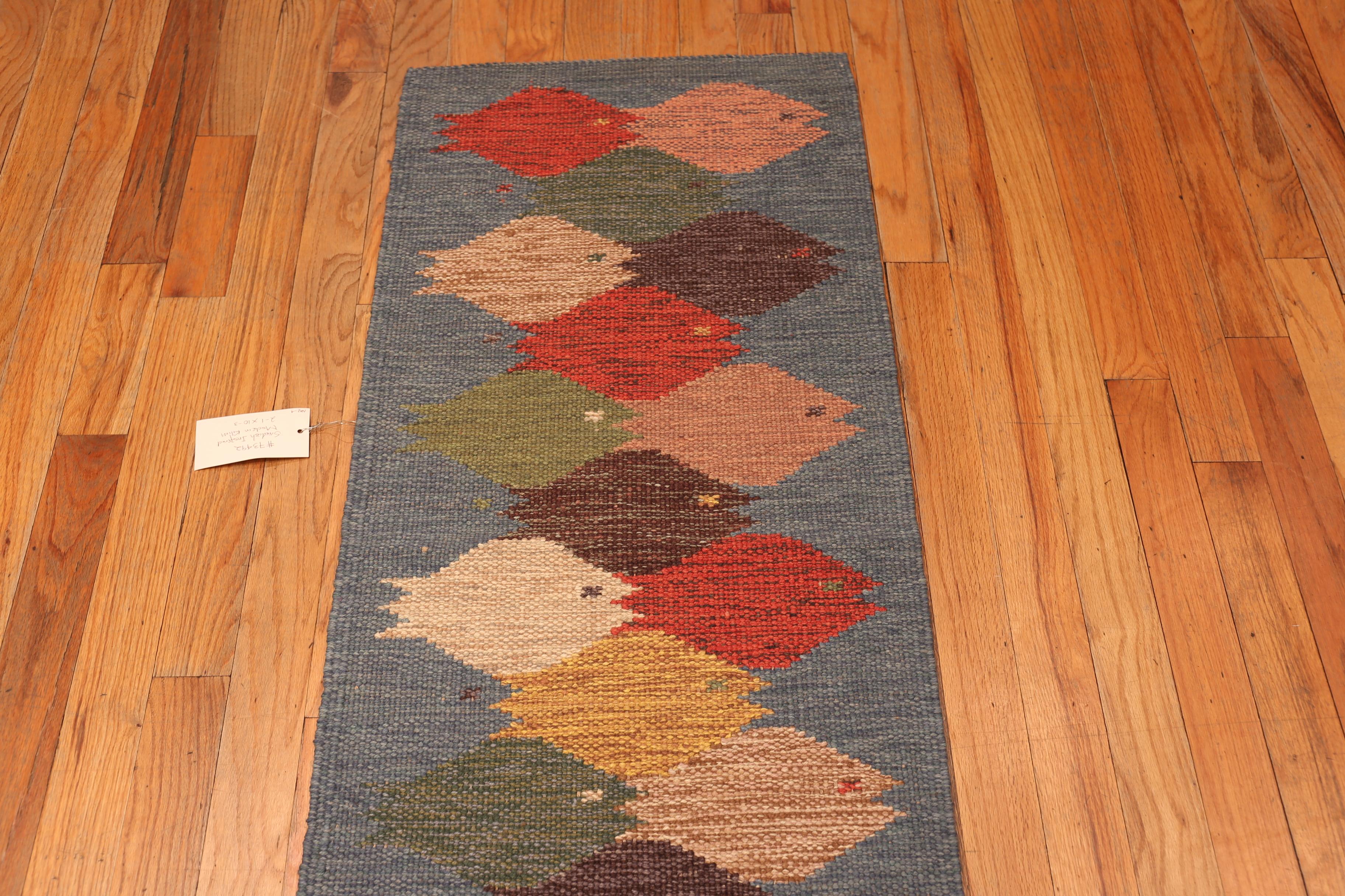 Annodato a mano Nazmiyal Collection Tappeto Kilim moderno in stile svedese 2 ft 1 in x 10 ft 3 in in vendita