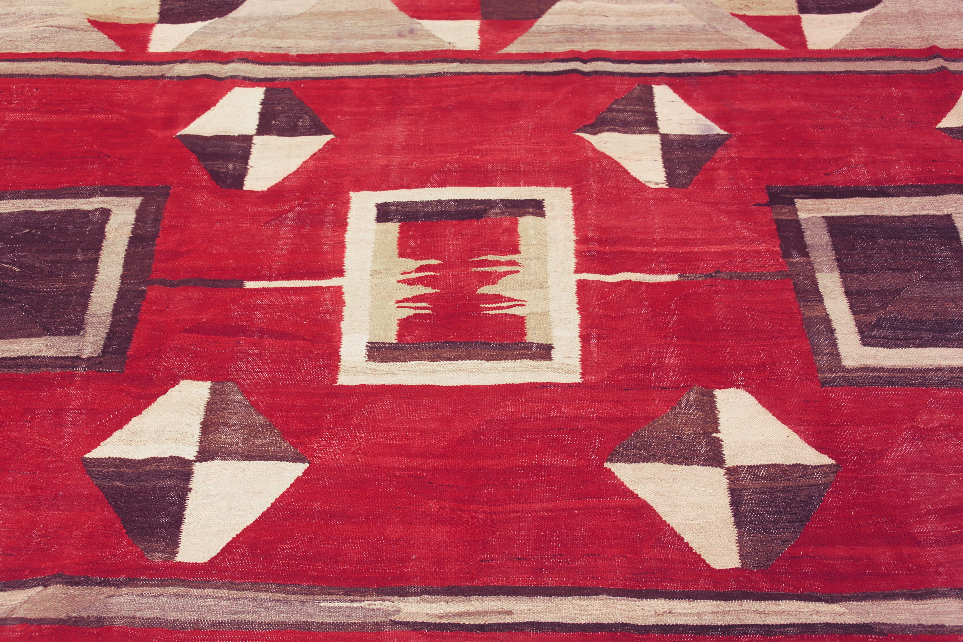 Alfombra Kilim de tejido plano con diseño geométrico tribal del sudoeste, país de origen: Asia Central, Fecha Circa: Alfombra moderna 
