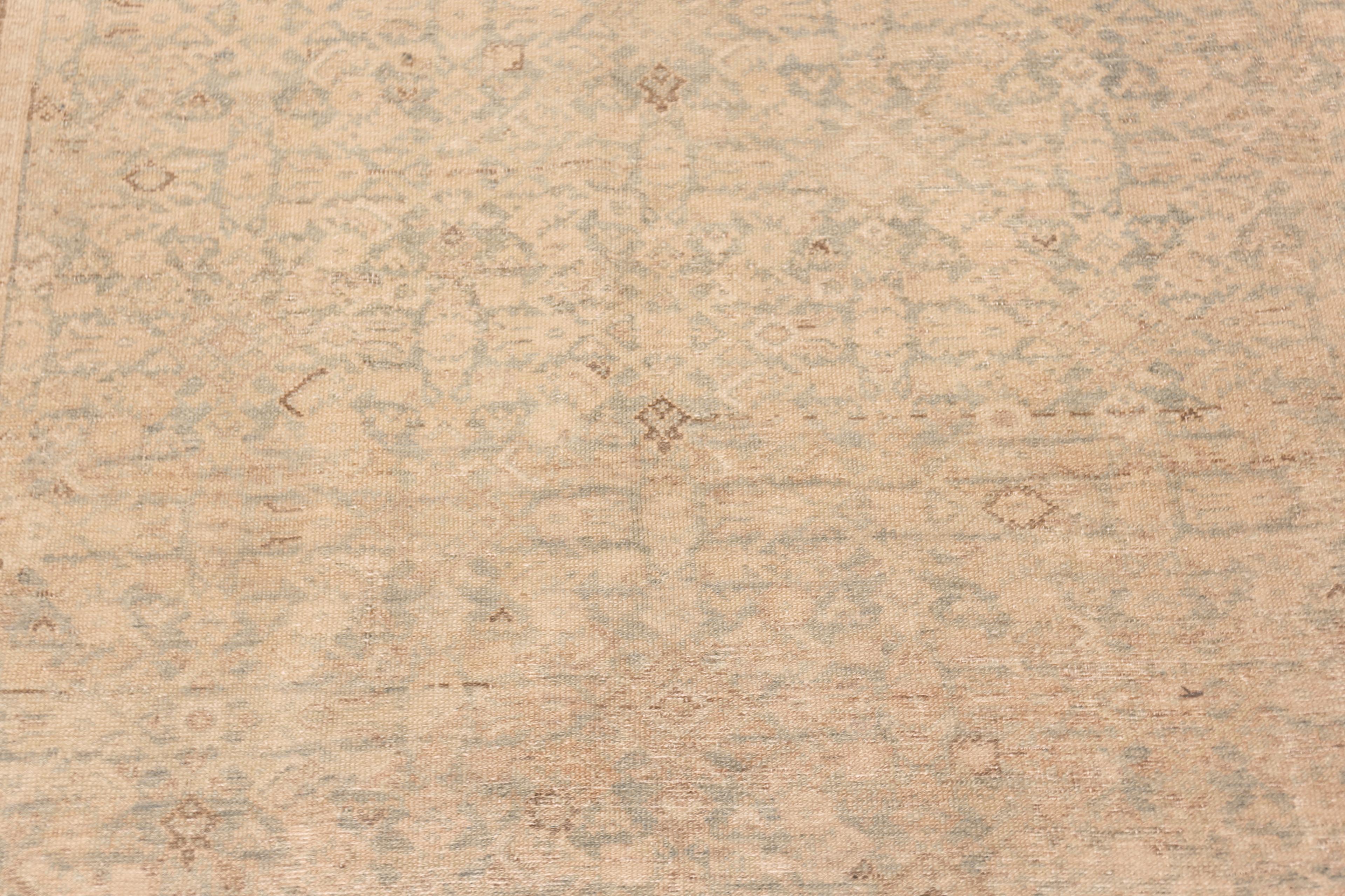 Nazmiyal Collection Neutral Antik Persisch Malayer Teppich 6 ft 8 in x 16 ft im Zustand „Gut“ im Angebot in New York, NY