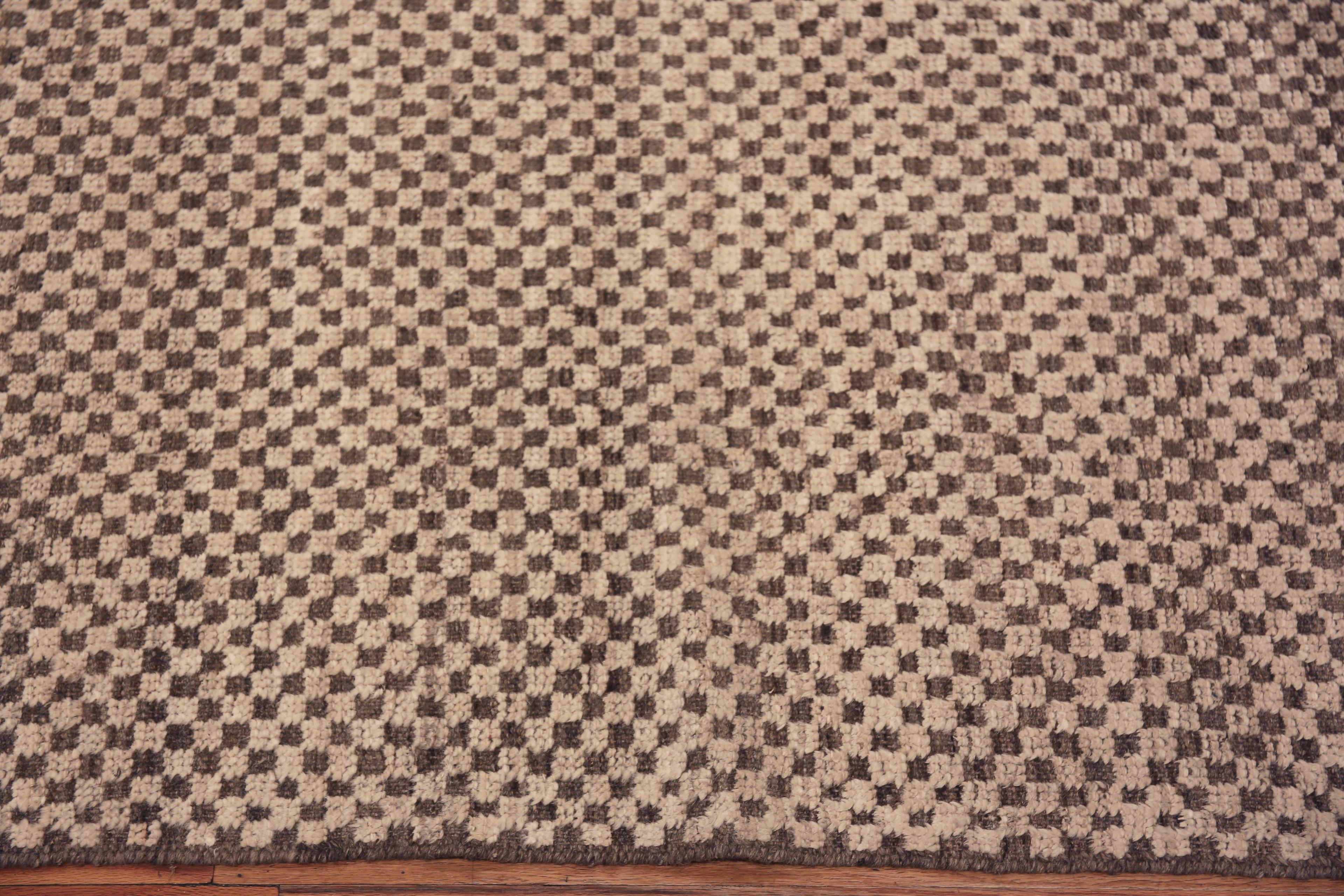Un tapis moderne polyvalent et décoratif à motif géométrique en damier de couleur crème neutre, Pays d'origine : Asie centrale, Circa Date : Tapis moderne