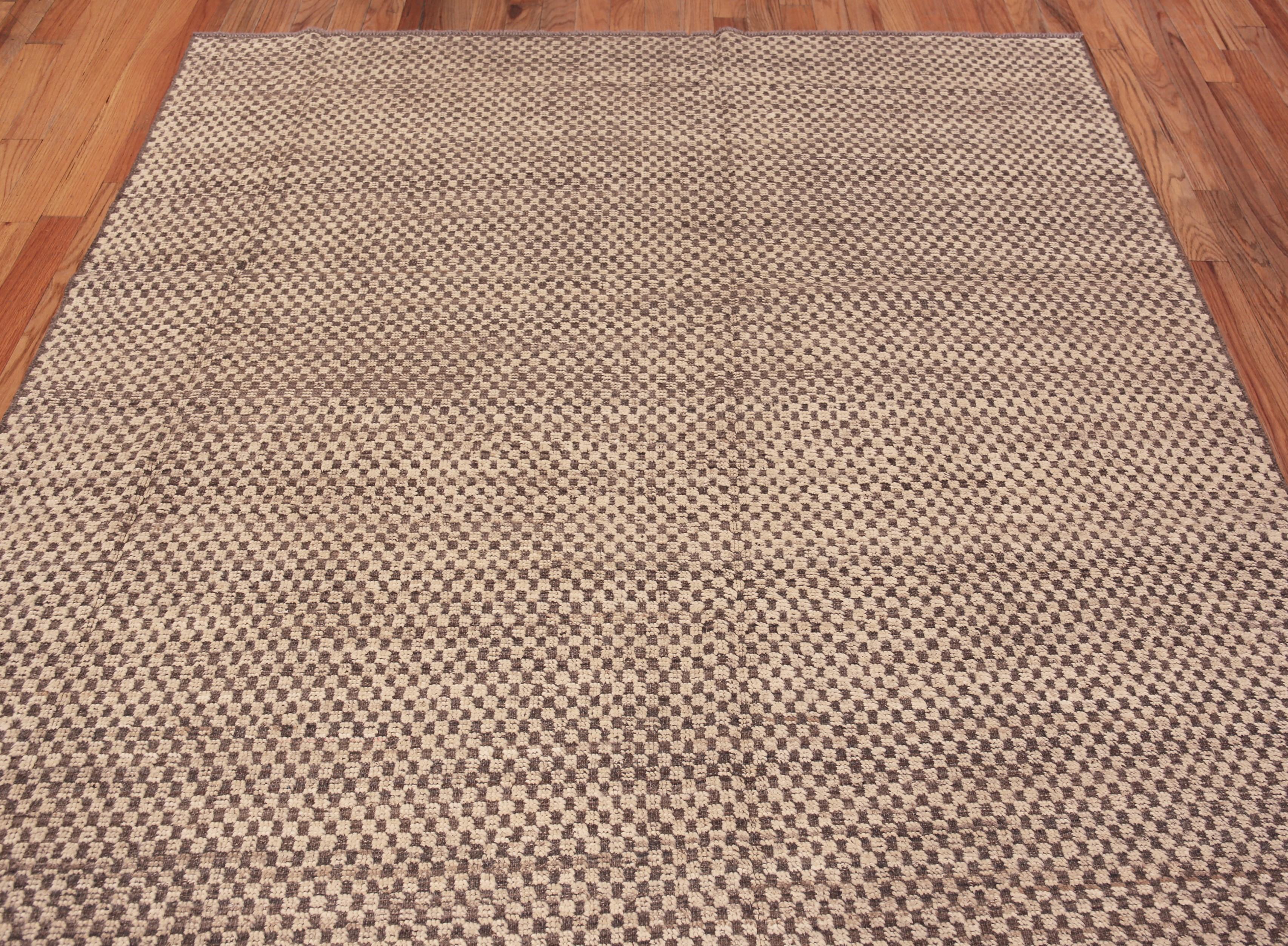 Noué à la main Tapis de la collection Nazmiyal à damier neutre géométrique et moderne de 7' x 9'8