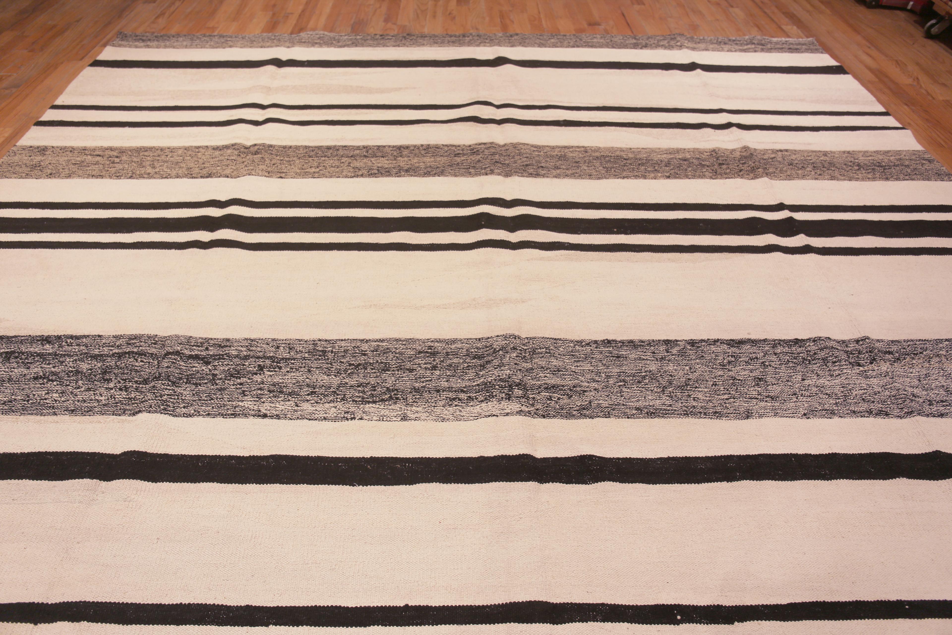 Große Größe Neutrale Farbe Weiß Schwarz Modern Flachgewebe Kilim Teppich, Herkunftsland: Zentralasien, CIRCA Datum: Moderner Teppich 
