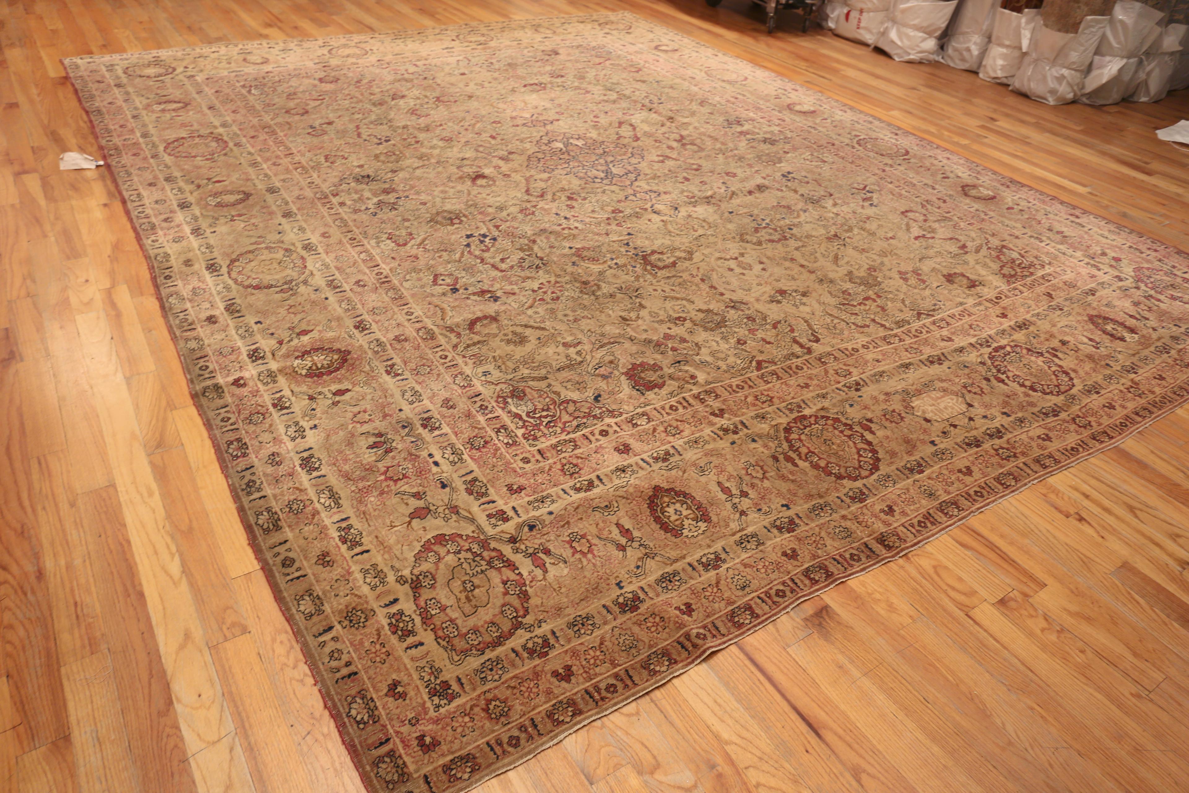 Persiano Tappeto Nazmiyal Collection Neutral Floral Antique Kerman 12 ft 5 in x 15 ft 4 in in vendita