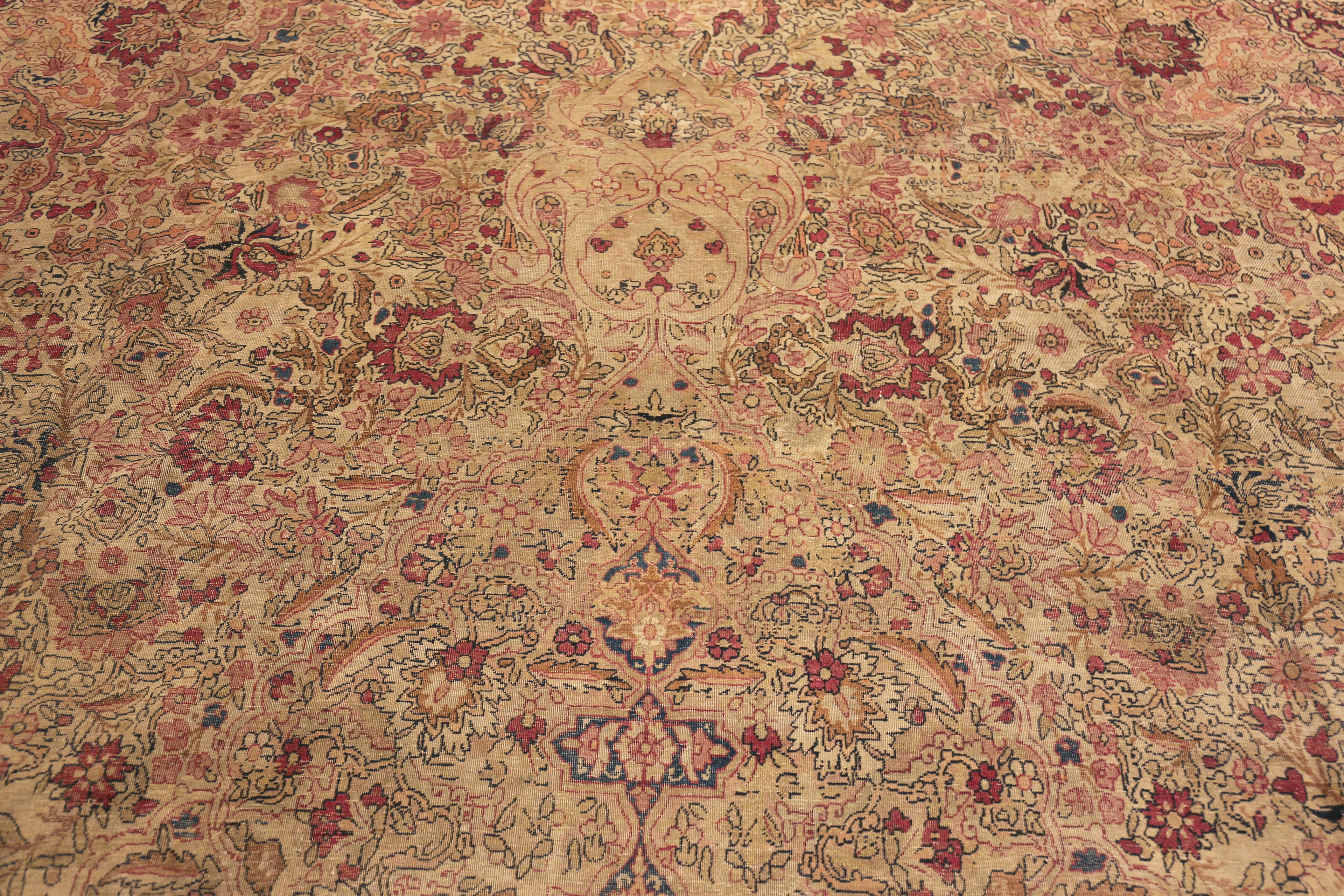 Tappeto Nazmiyal Collection Neutral Floral Antique Kerman 12 ft 5 in x 15 ft 4 in In condizioni buone in vendita a New York, NY