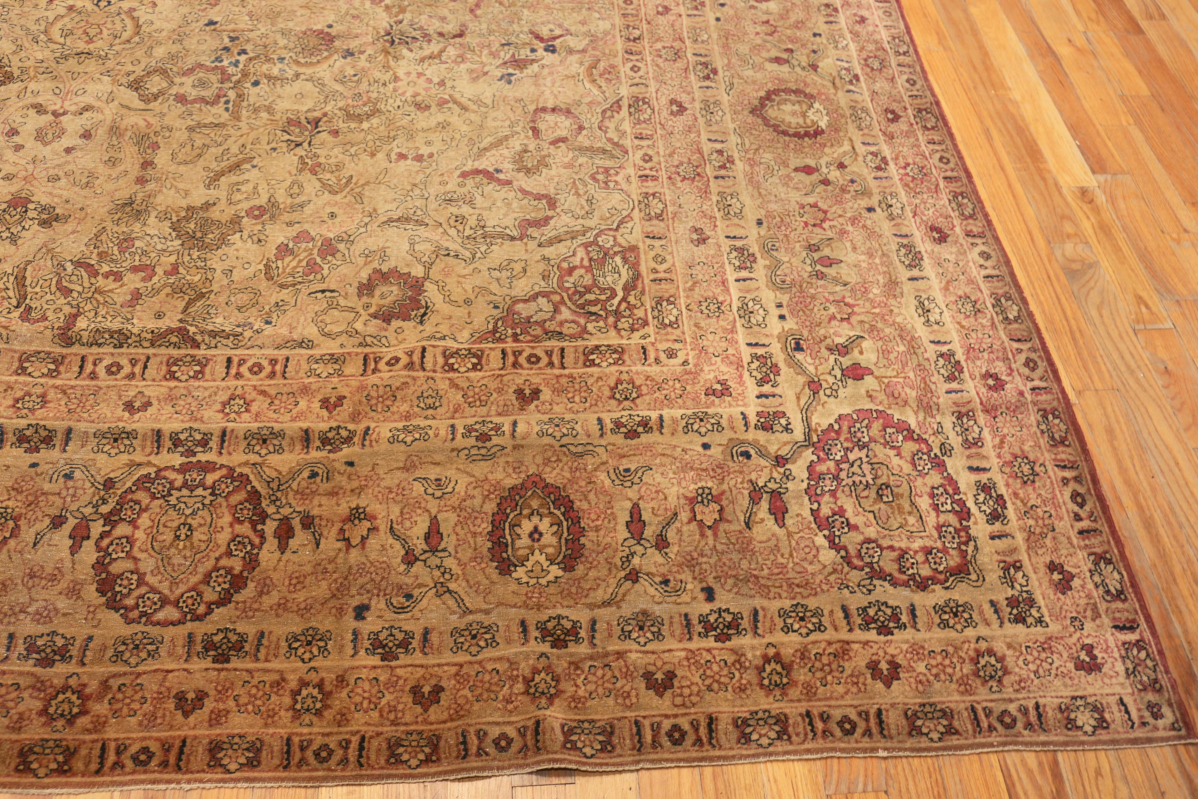 XIX secolo Tappeto Nazmiyal Collection Neutral Floral Antique Kerman 12 ft 5 in x 15 ft 4 in in vendita