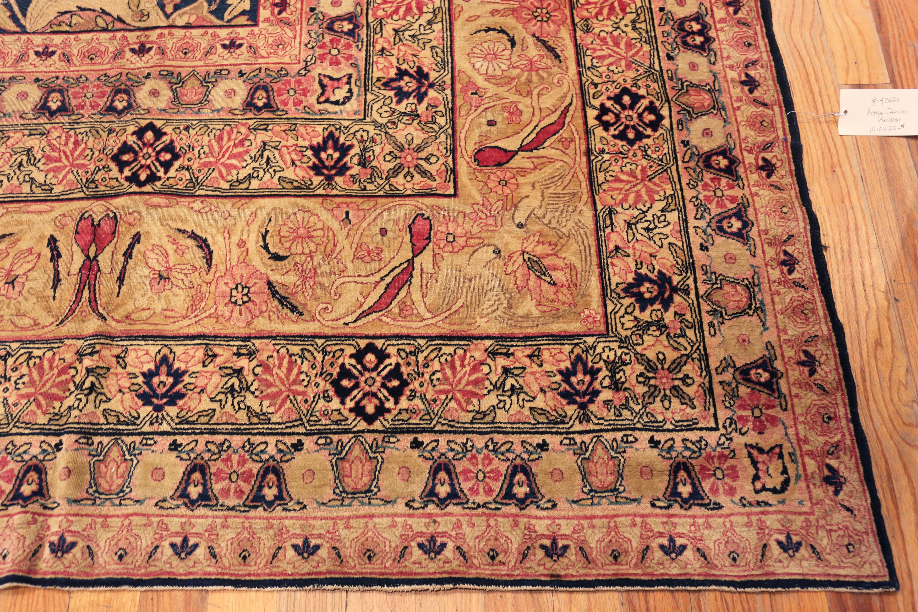 Nazmiyal Collection Übergroße antike persische Kerman Teppich 10 ft x 20 ft 5 in (Wolle) im Angebot