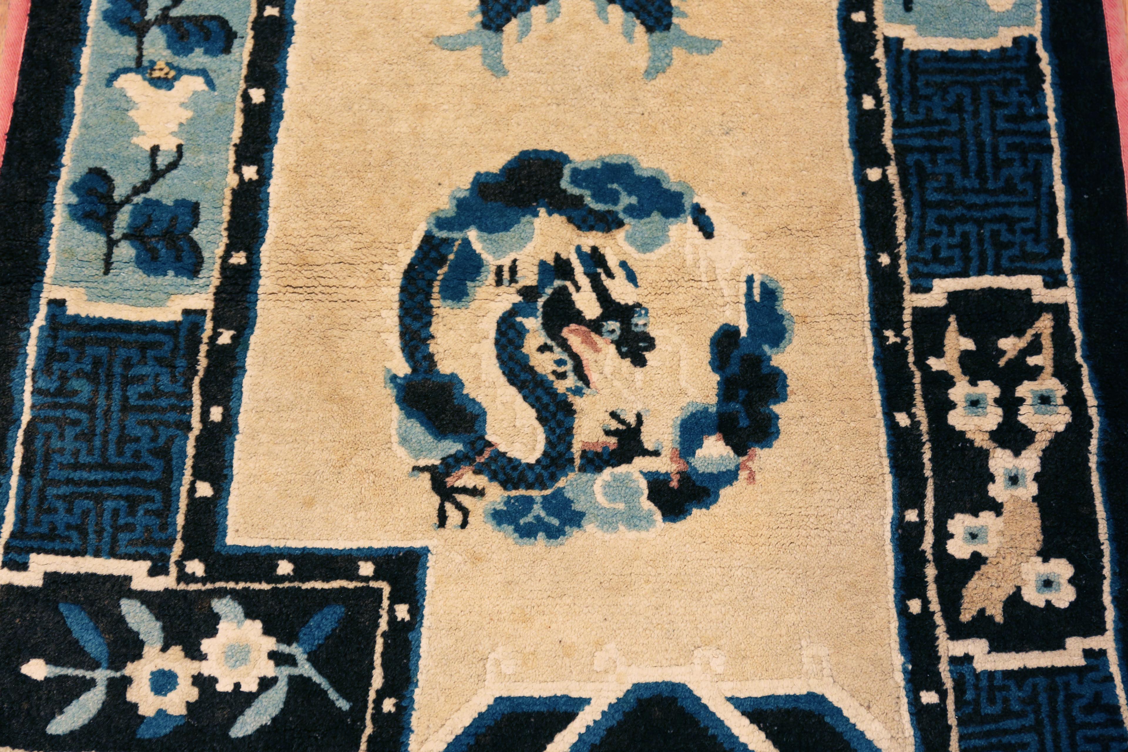 Chippendale chinois Collection Nazmiyal Collection Paire de tapis piliers Ningxia antiques 2 ft 1 in x 4 ft 5 in en vente