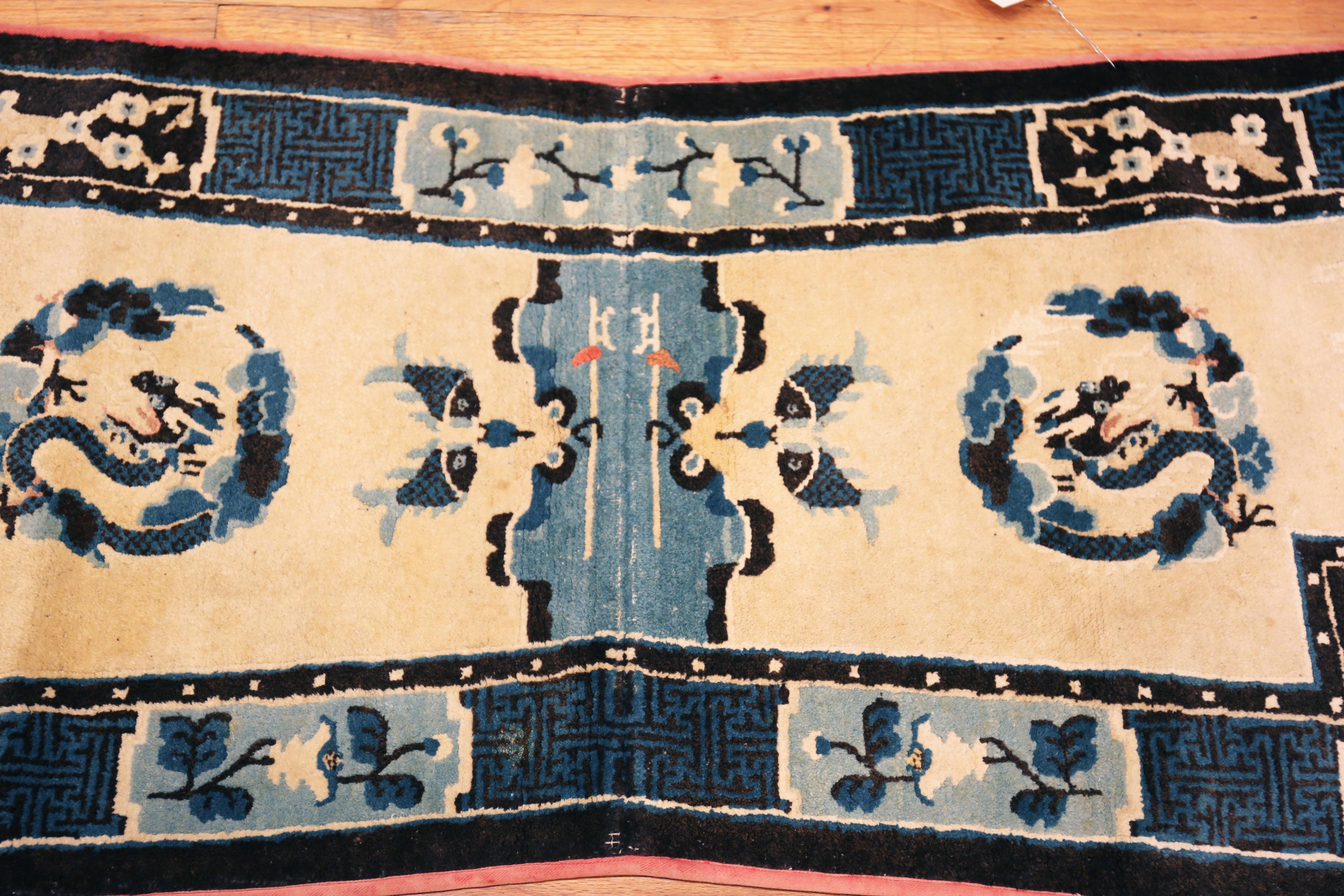 20ième siècle Collection Nazmiyal Collection Paire de tapis piliers Ningxia antiques 2 ft 1 in x 4 ft 5 in en vente