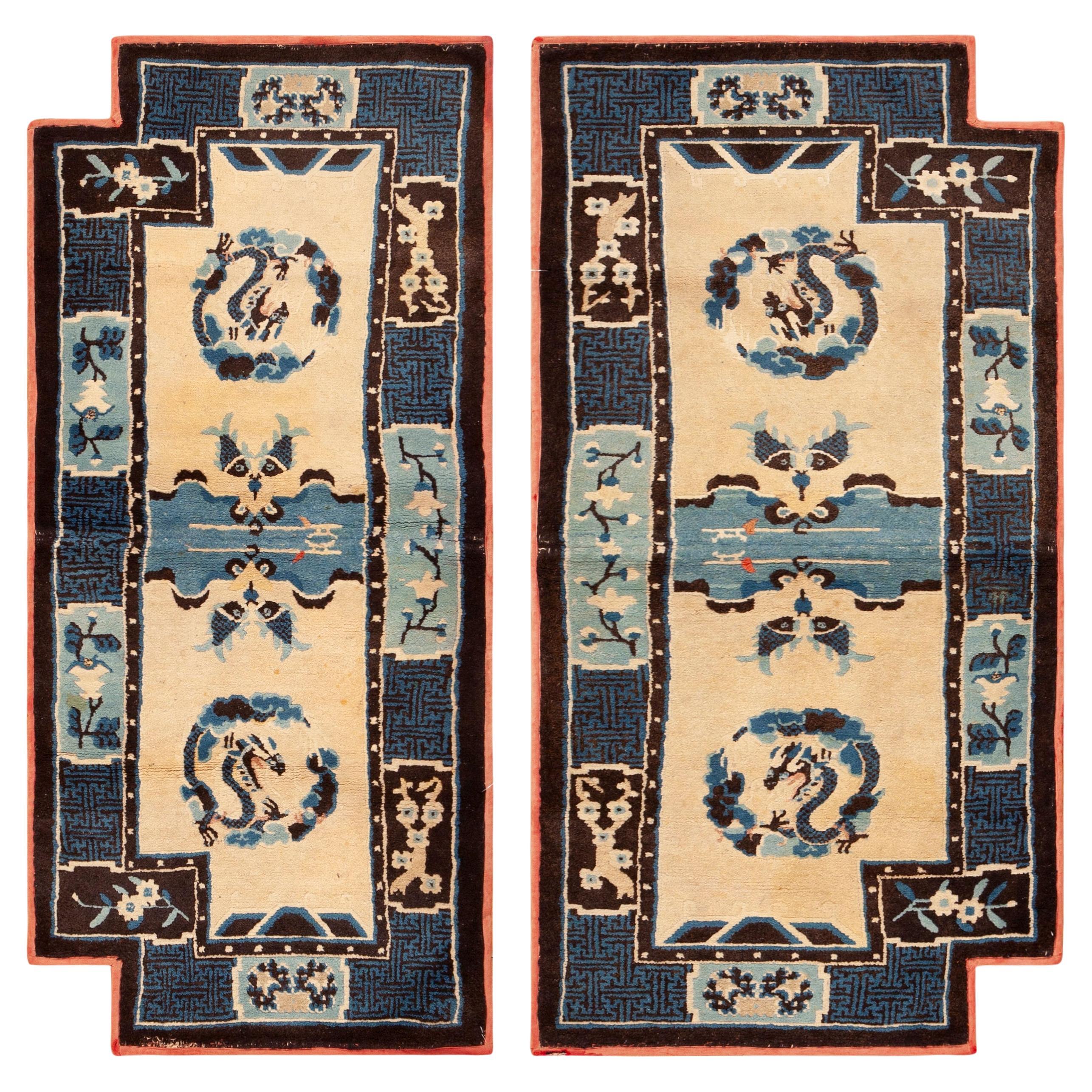 Collection Nazmiyal Collection Paire de tapis piliers Ningxia antiques 2 ft 1 in x 4 ft 5 in en vente