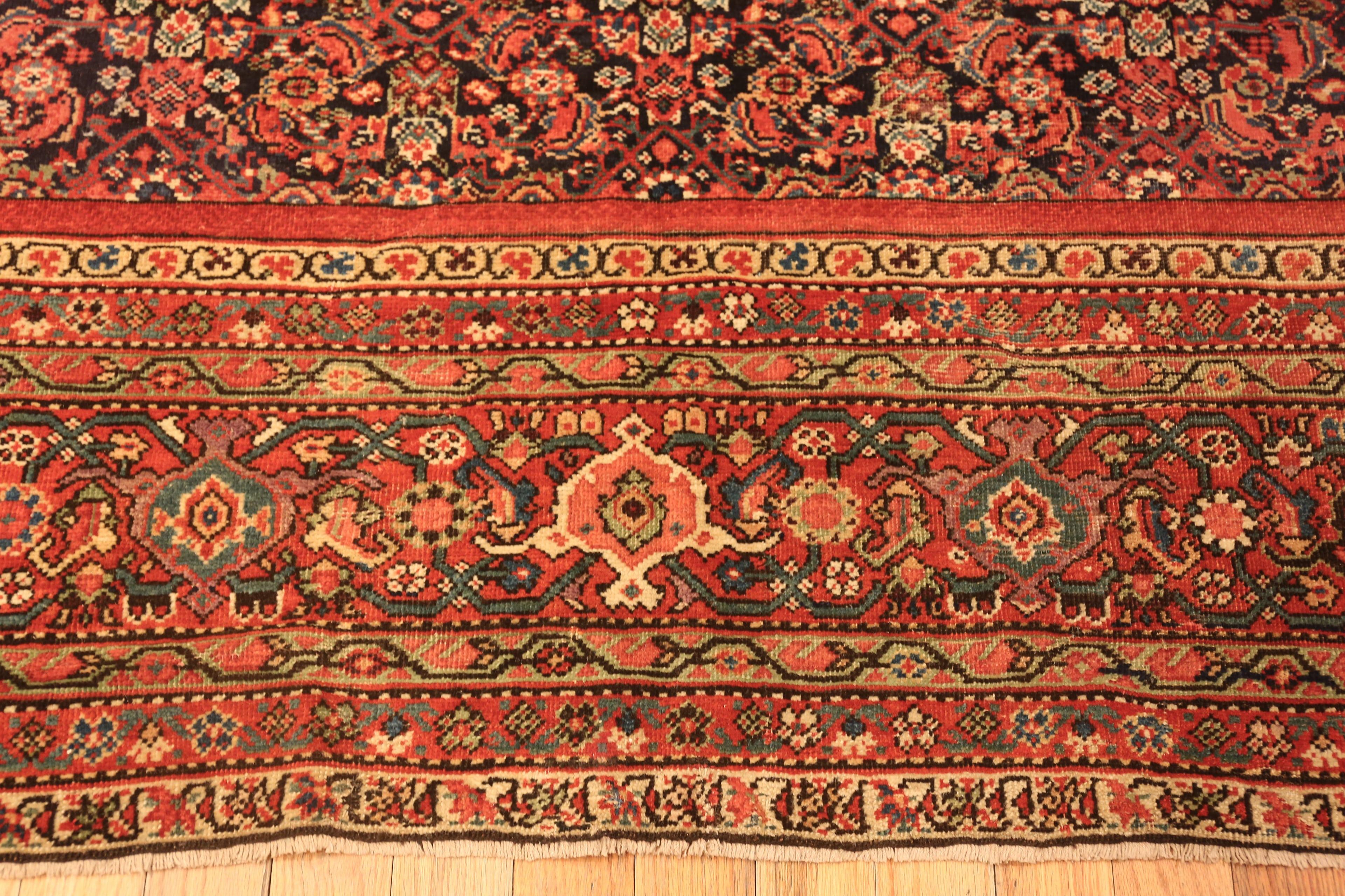 Nazmiyal Collection Persisch Farahan Teppich 7 ft 4 in x 9 ft 8 in (20. Jahrhundert) im Angebot