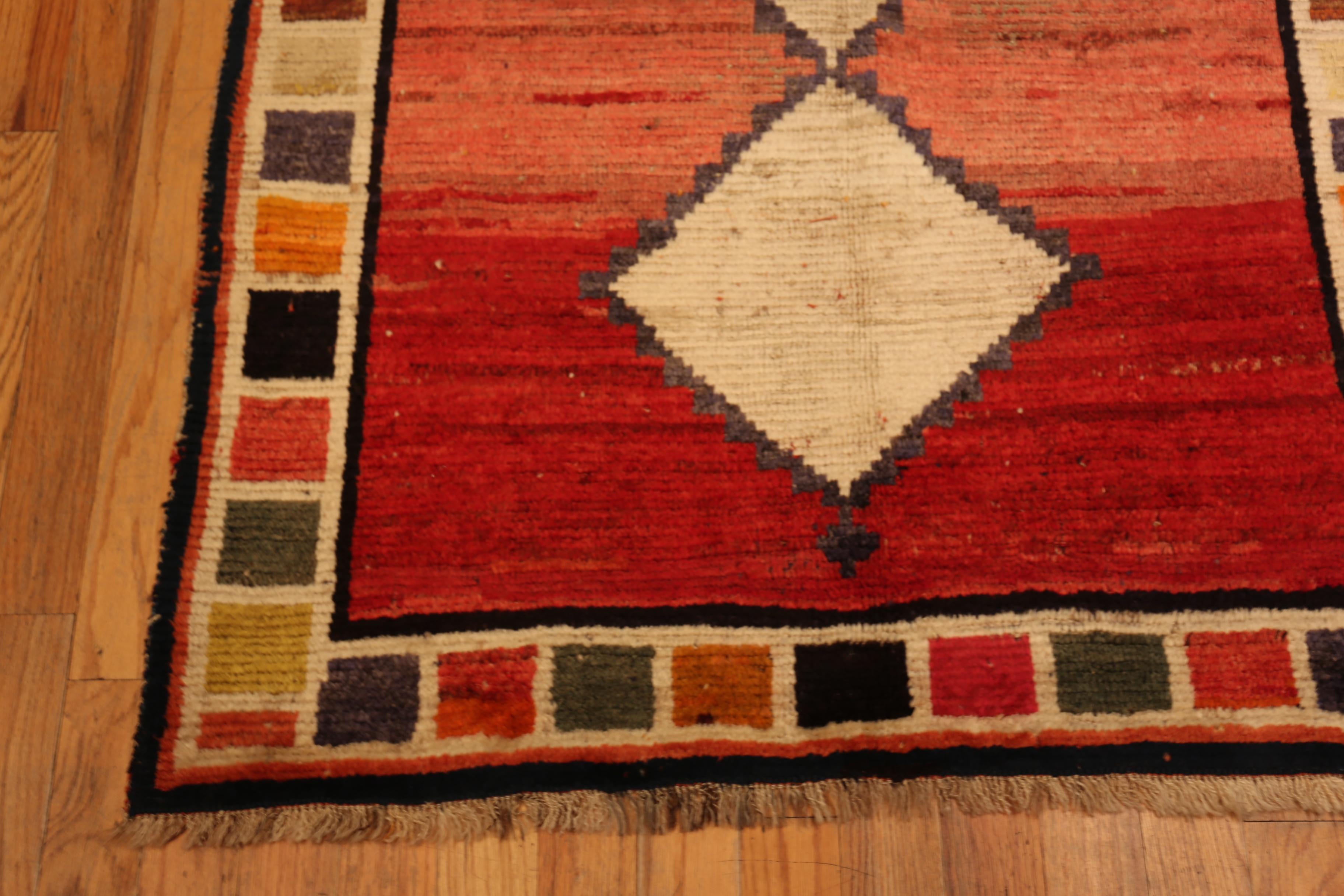 Nazmiyal Collection Persischer Gabbeh-Teppich mit Korallenfeld 4 ft x 6 ft (Stammeskunst) im Angebot
