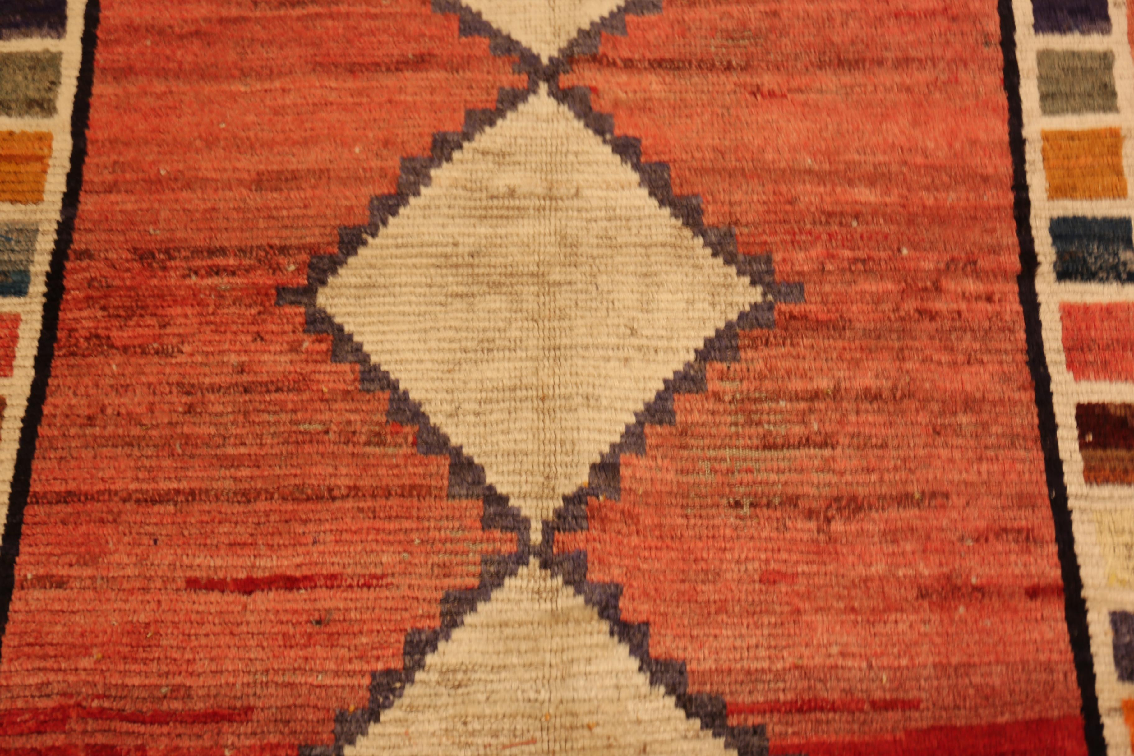 Nazmiyal Collection Persischer Gabbeh-Teppich mit Korallenfeld 4 ft x 6 ft (Handgeknüpft) im Angebot
