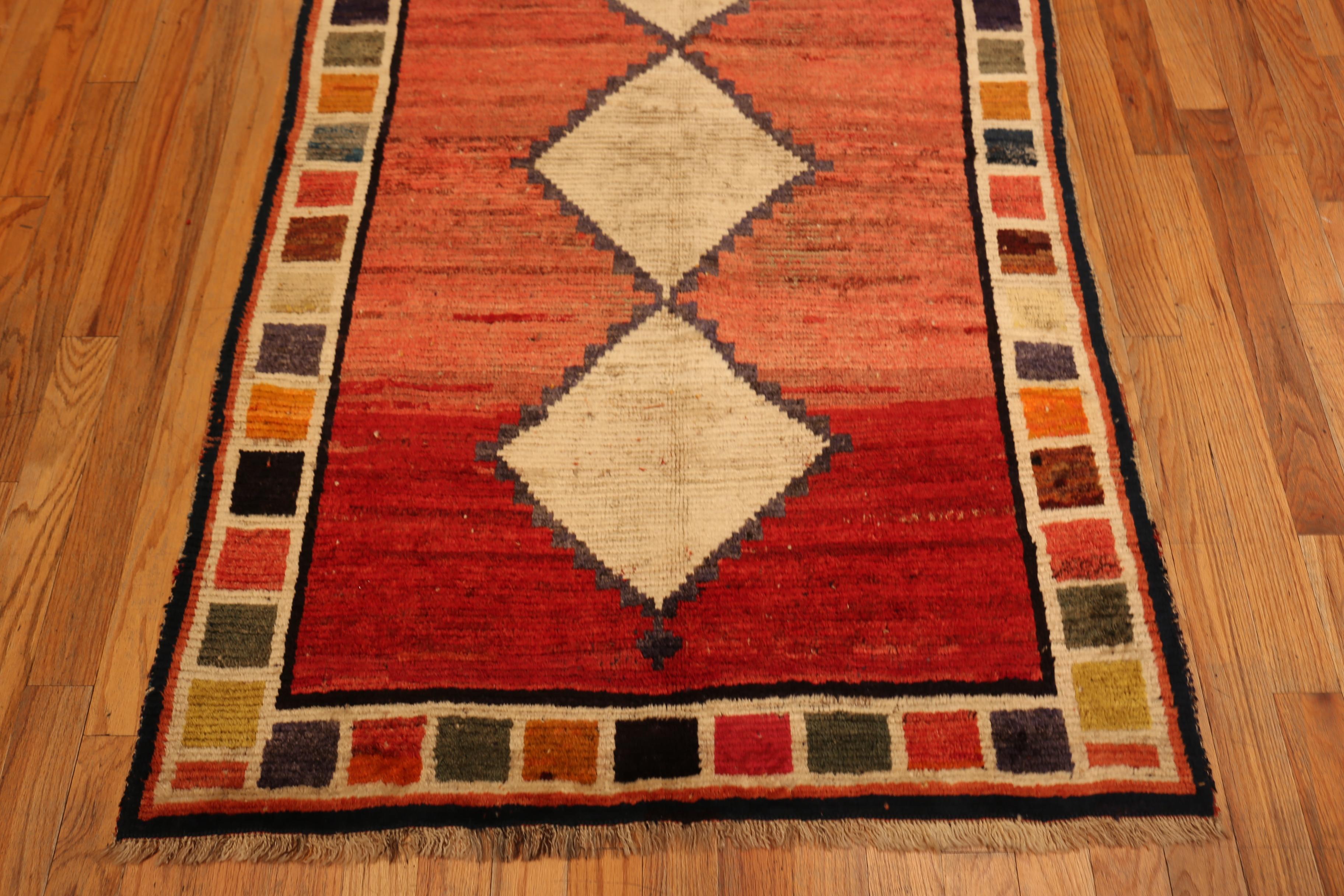 Nazmiyal Collection Persischer Gabbeh-Teppich mit Korallenfeld 4 ft x 6 ft im Zustand „Gut“ im Angebot in New York, NY