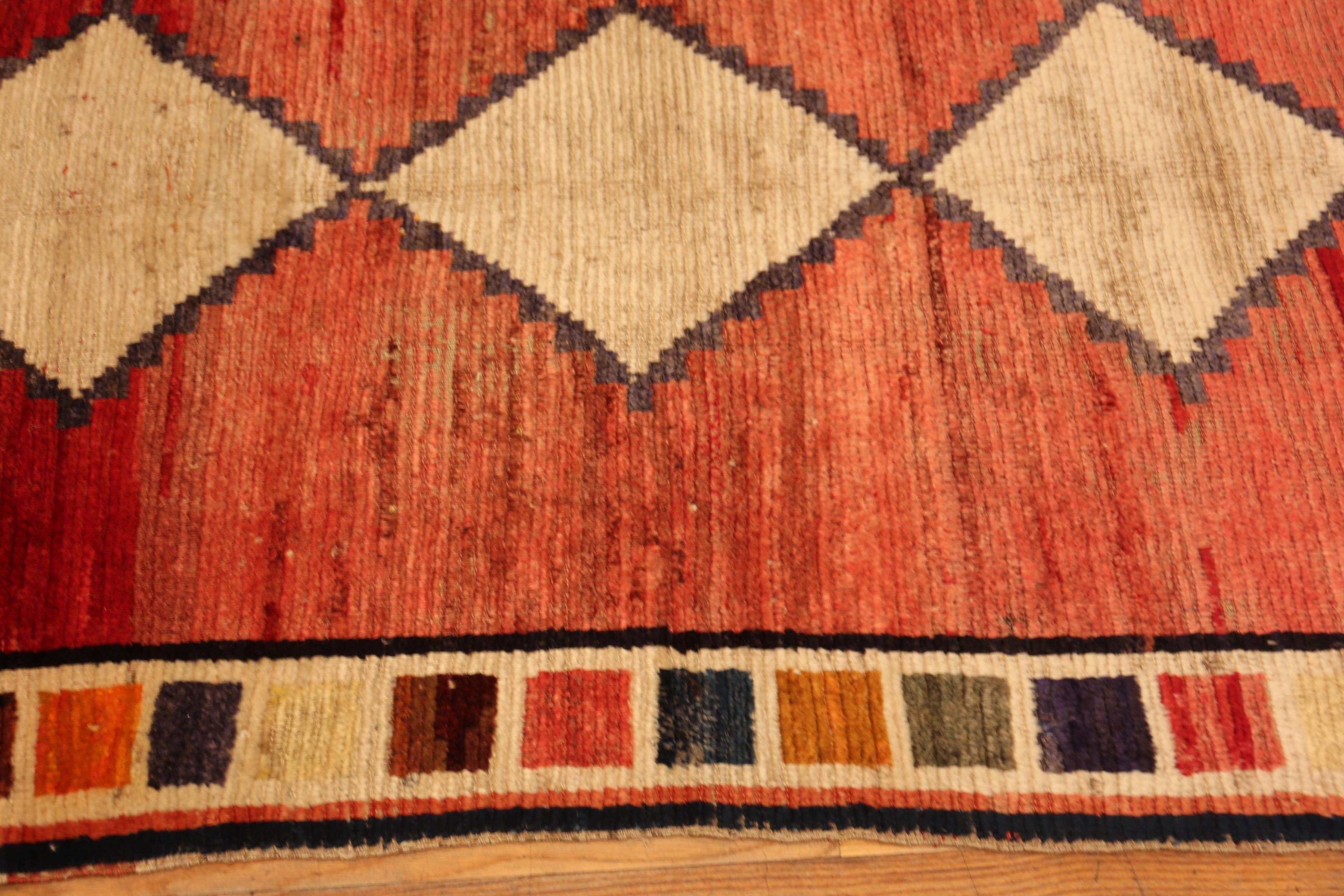 Nazmiyal Collection Persischer Gabbeh-Teppich mit Korallenfeld 4 ft x 6 ft (20. Jahrhundert) im Angebot