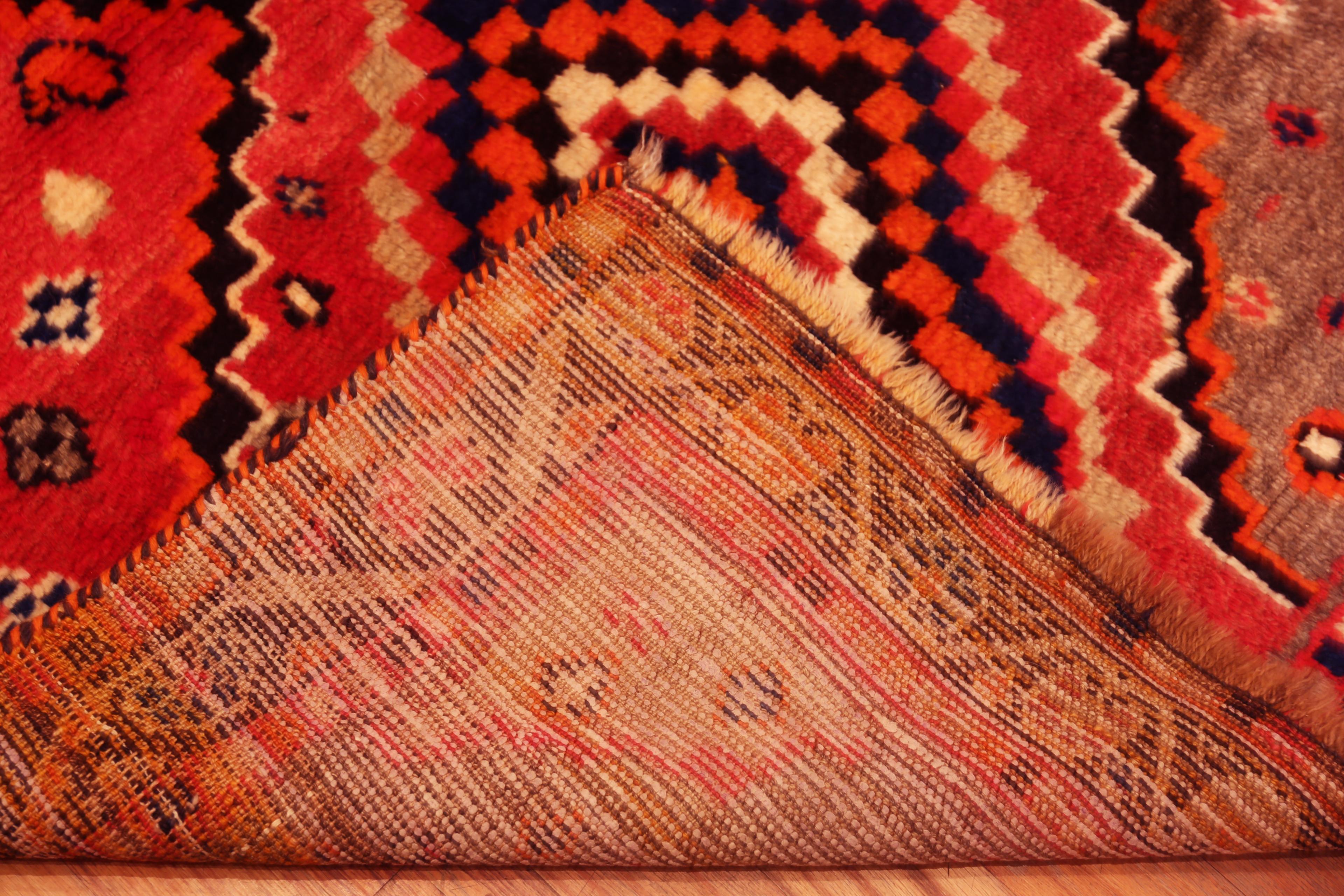 Vintage Persischer Gabbeh-Teppich in warmen Erdtönen mit subtilen Stammesmotiven, Herkunftsland: Persien, CIRCA Datum: Mitte 20. Jahrhundert