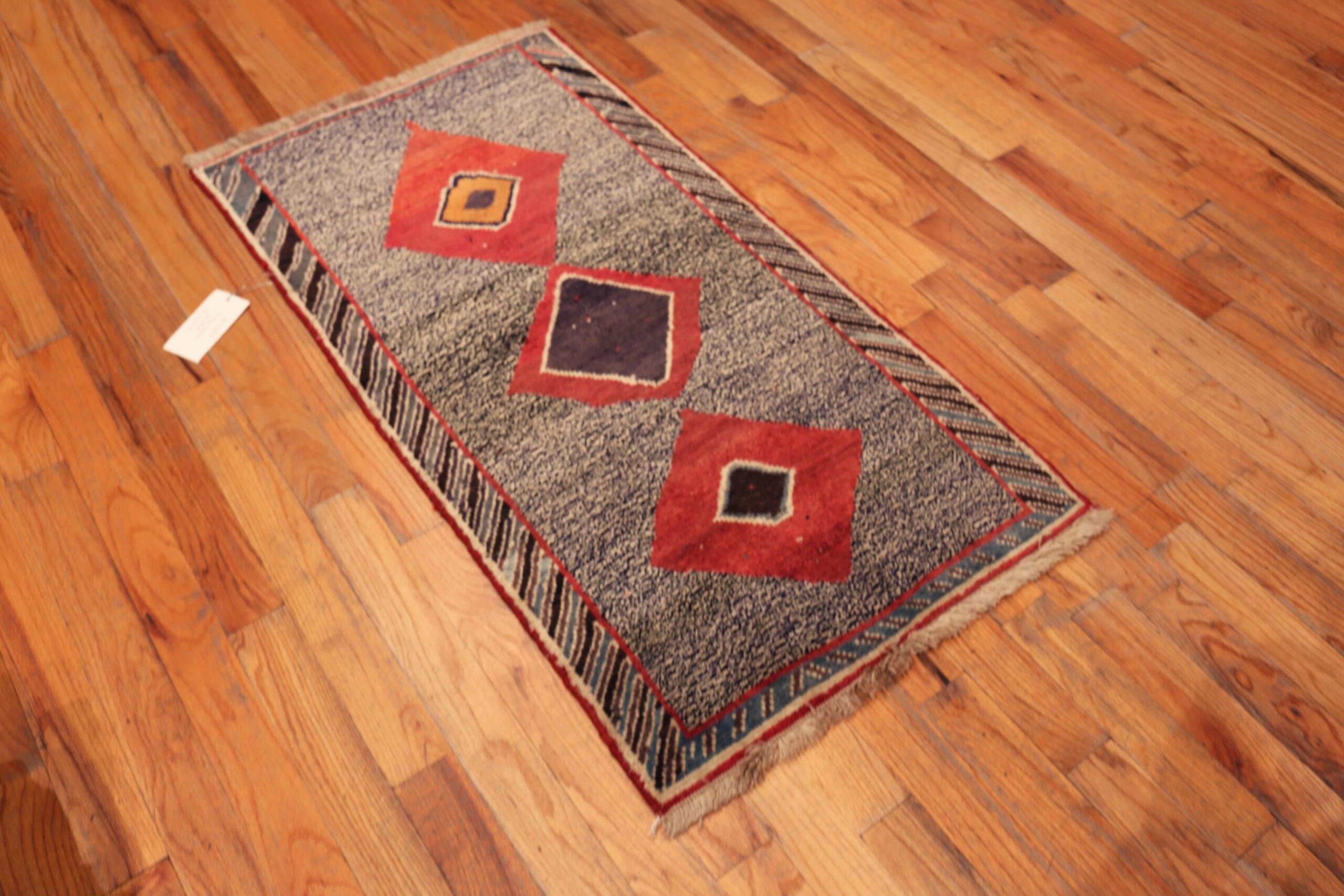 Vintage Persischer Gabbeh-Teppich in warmen Erdtönen mit subtilen Stammesmotiven, Herkunftsland: Persien, CIRCA Datum: Mitte 20. Jahrhundert