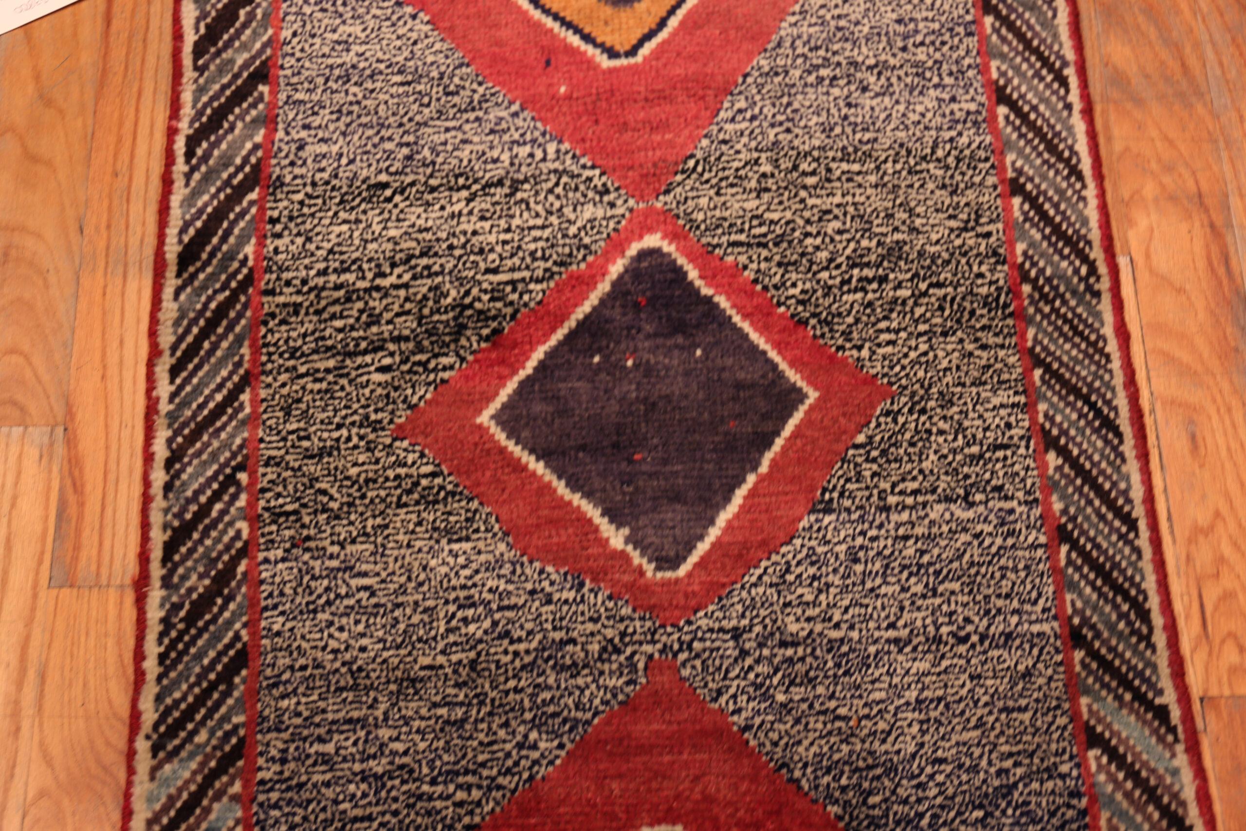 Nazmiyal Collection persischen Gabbeh Teppich mit Diamant 2 ft 6 in x 4 ft 7 in (Stammeskunst) im Angebot