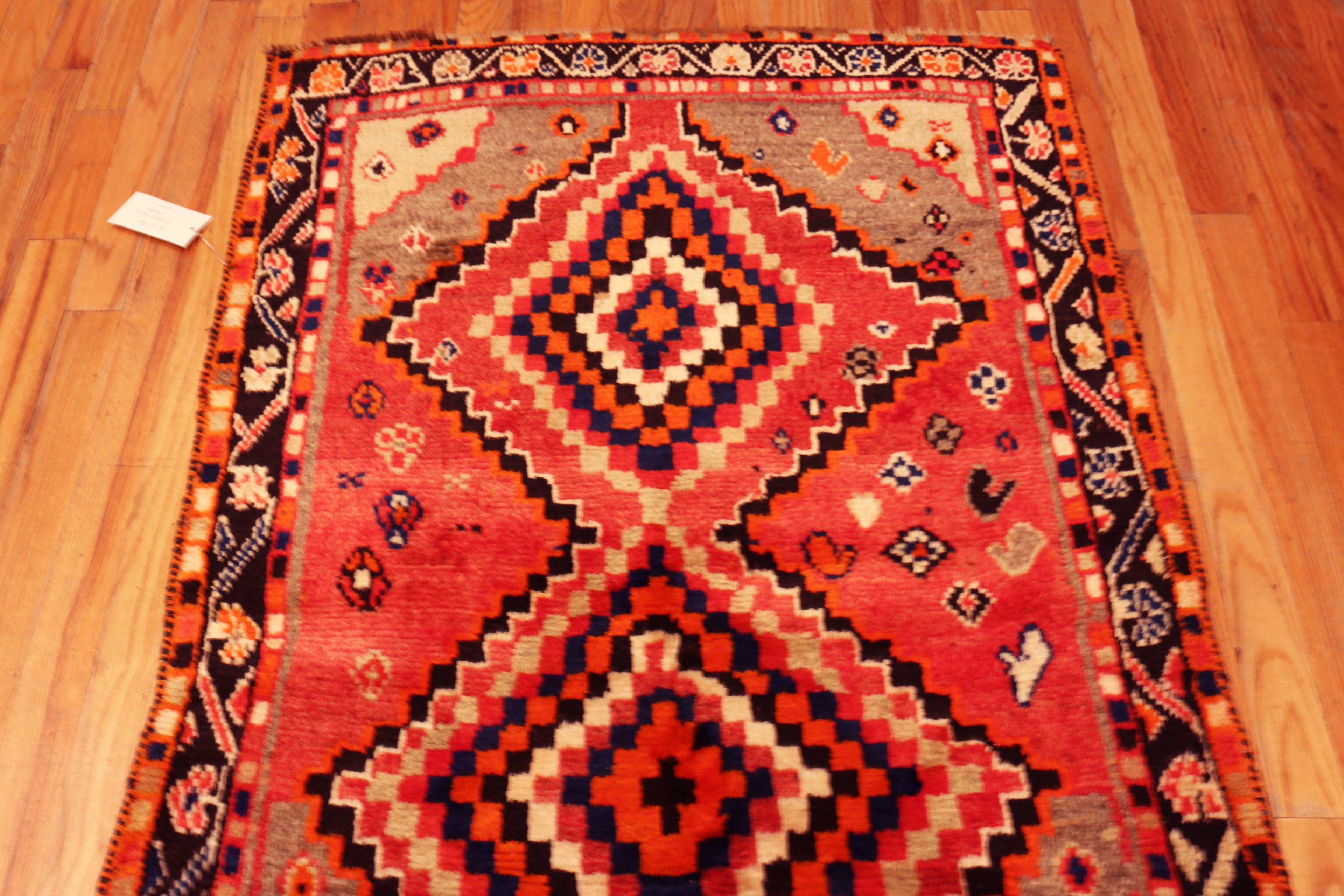 Nazmiyal Collection persischen Gabbeh Teppich mit Diamant 2 ft 6 in x 4 ft 7 in (20. Jahrhundert) im Angebot