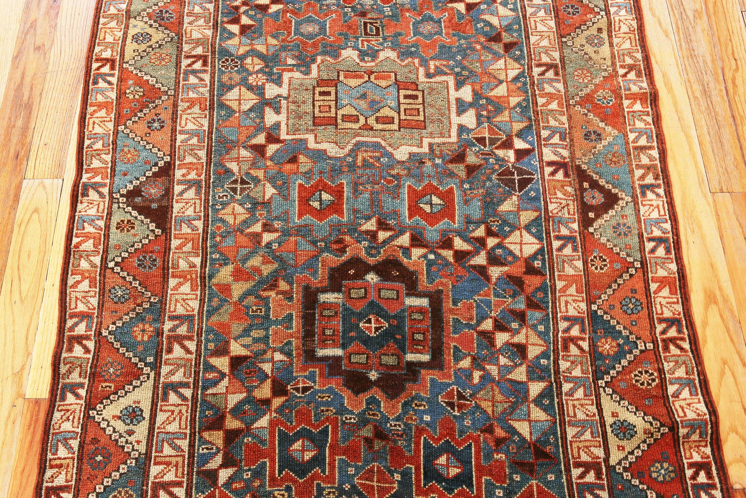 Nazmiyal Collection Persisch Geometrische Läufer 4 ft x 9 ft 8 in (18. Jahrhundert) im Angebot