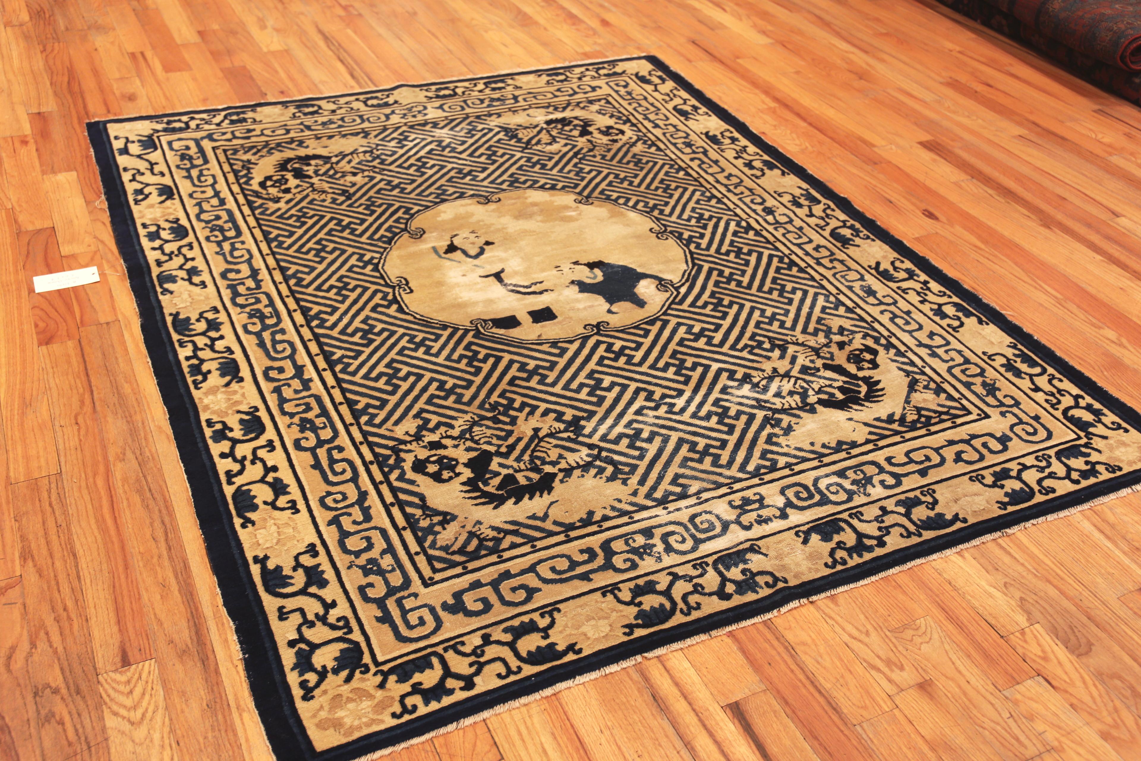 Tapis chinois ancien en forme de chien Foo, Pays d'origine : Chine, Circa date : 1880. Taille : 6 ft x 7 ft 4 in (1,82 m x 2,23 m)
  