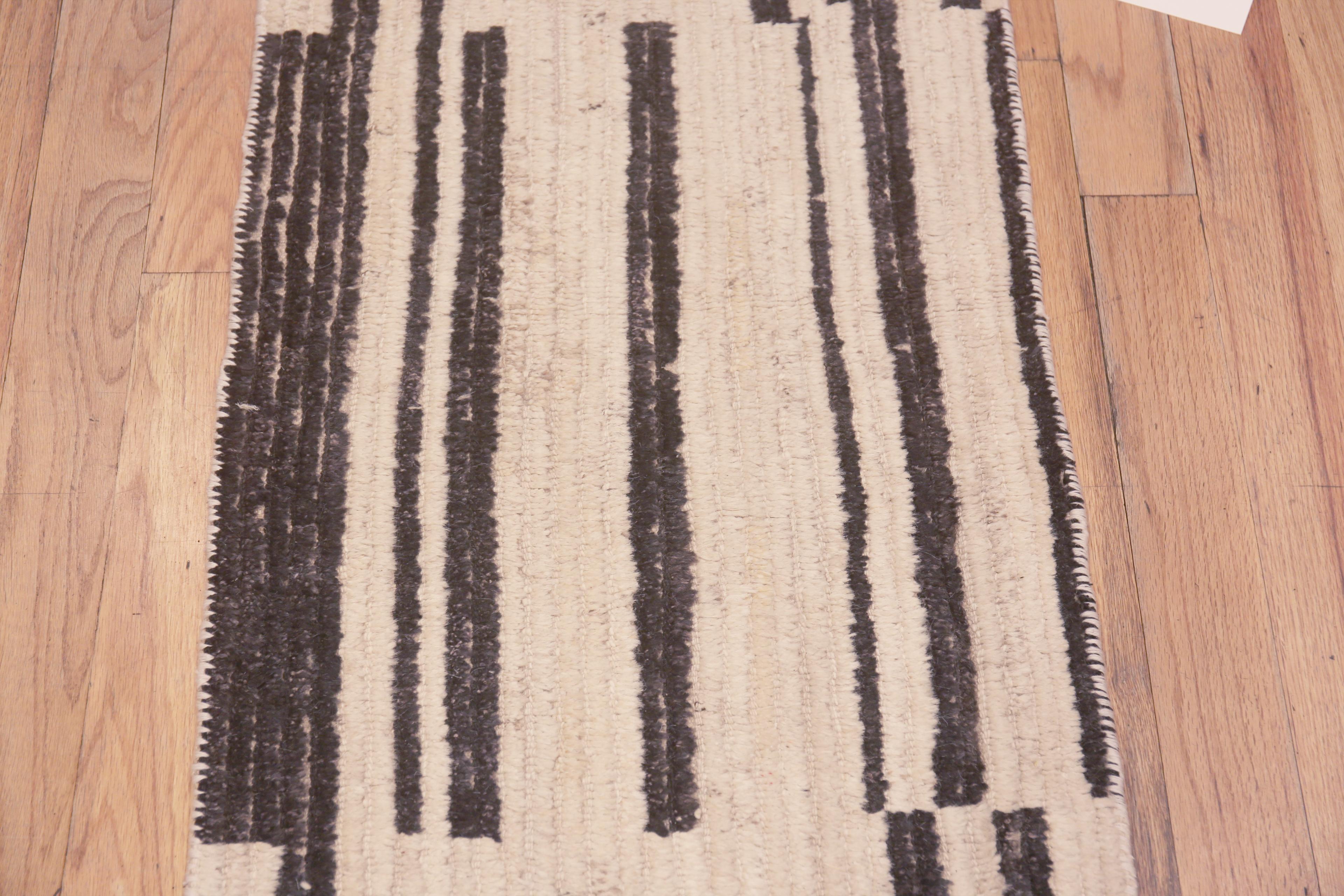 Moderne Tapis de course moderne primitif crème et anthracite de la collection Nazmiyal, 1'10