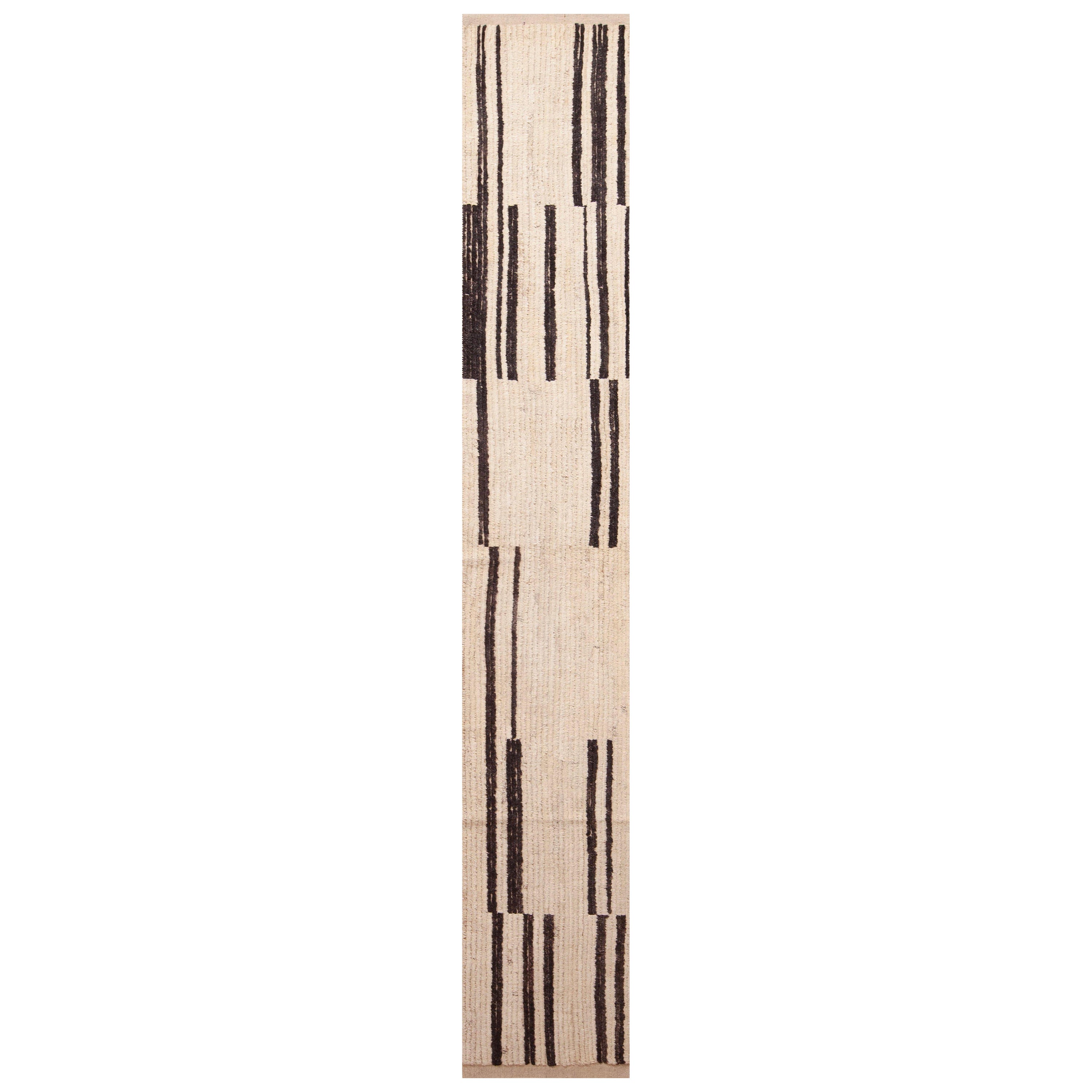 Nazmiyal Collection Primitive Cream and Charcoal Modern Runner Rug 1'10" x 12'9"