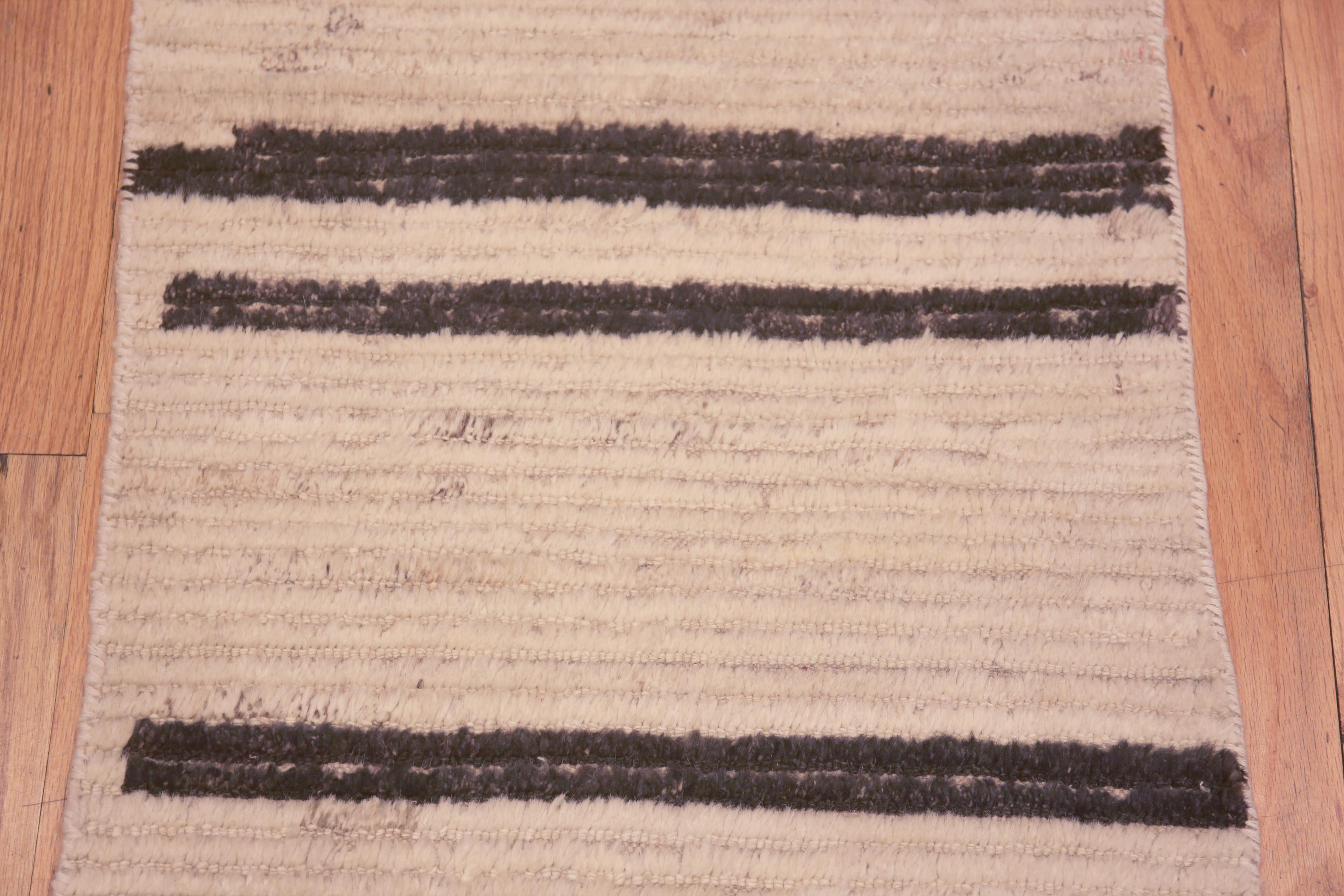 Eine lange und schmale minimalistische primitive Muster Creme und Holzkohle Farbe Modern Hallway Läufer Teppich, Herkunftsland: Zentralasien, CIRCA Datum: Moderner Teppich 