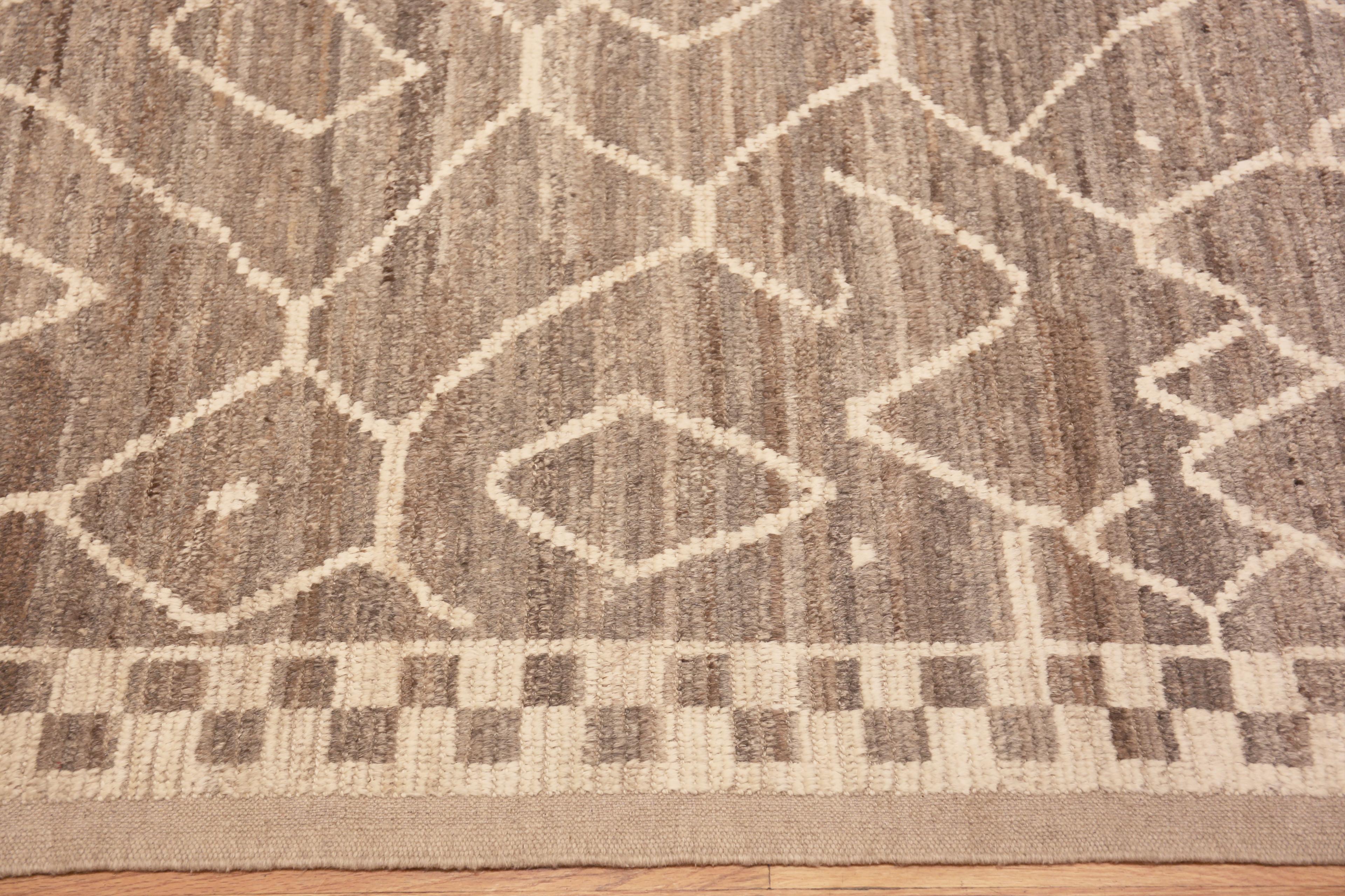 Elegant Large Primitive Tribal Design Modern Area Rug, Country of Origin : Asie centrale, Circa date : Tapis modernes 