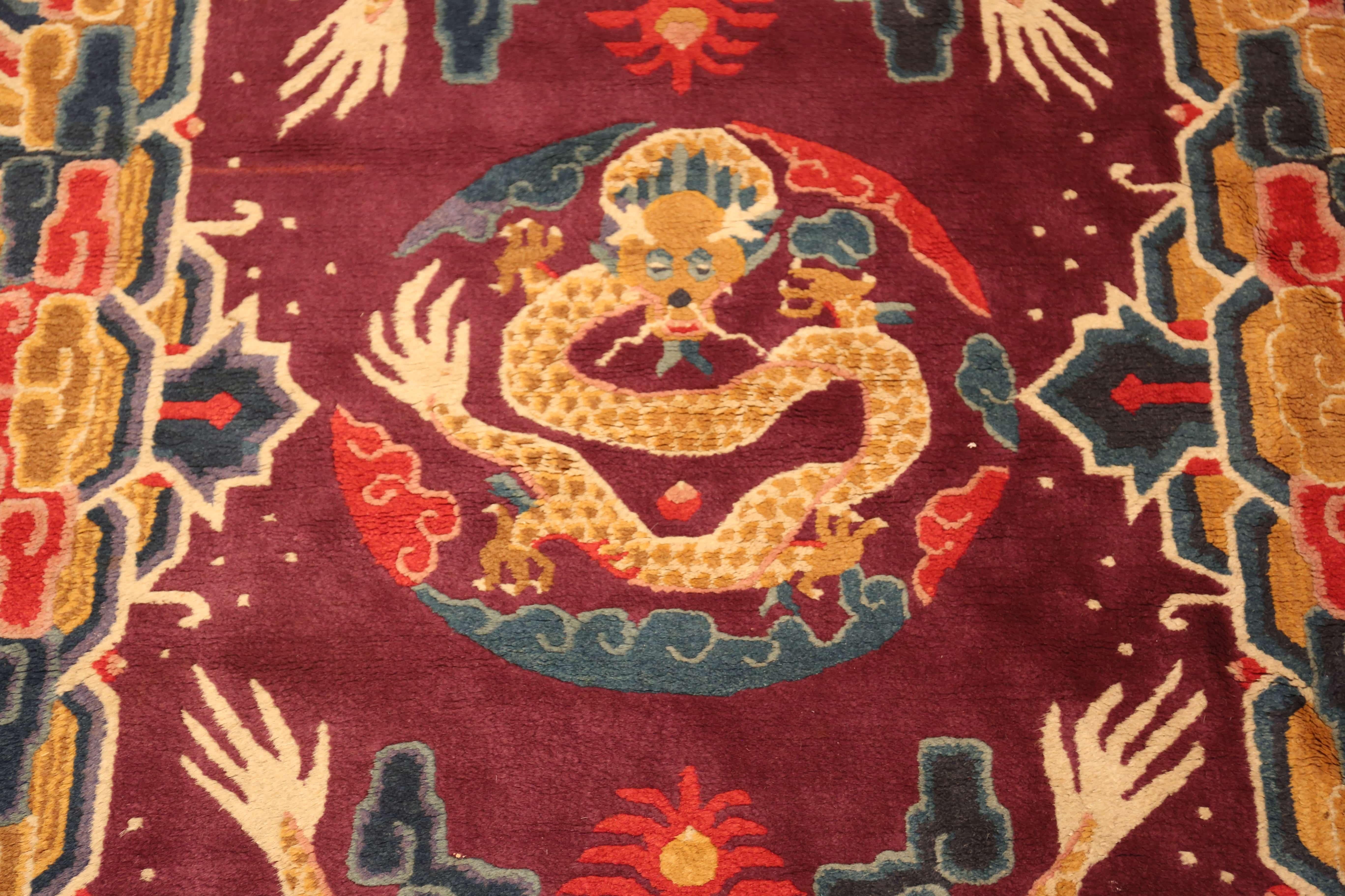 Nazmiyal Collection lila chinesischen Drachen Design Teppich 4 ft 4 in x 7 ft (Chinesisch) im Angebot