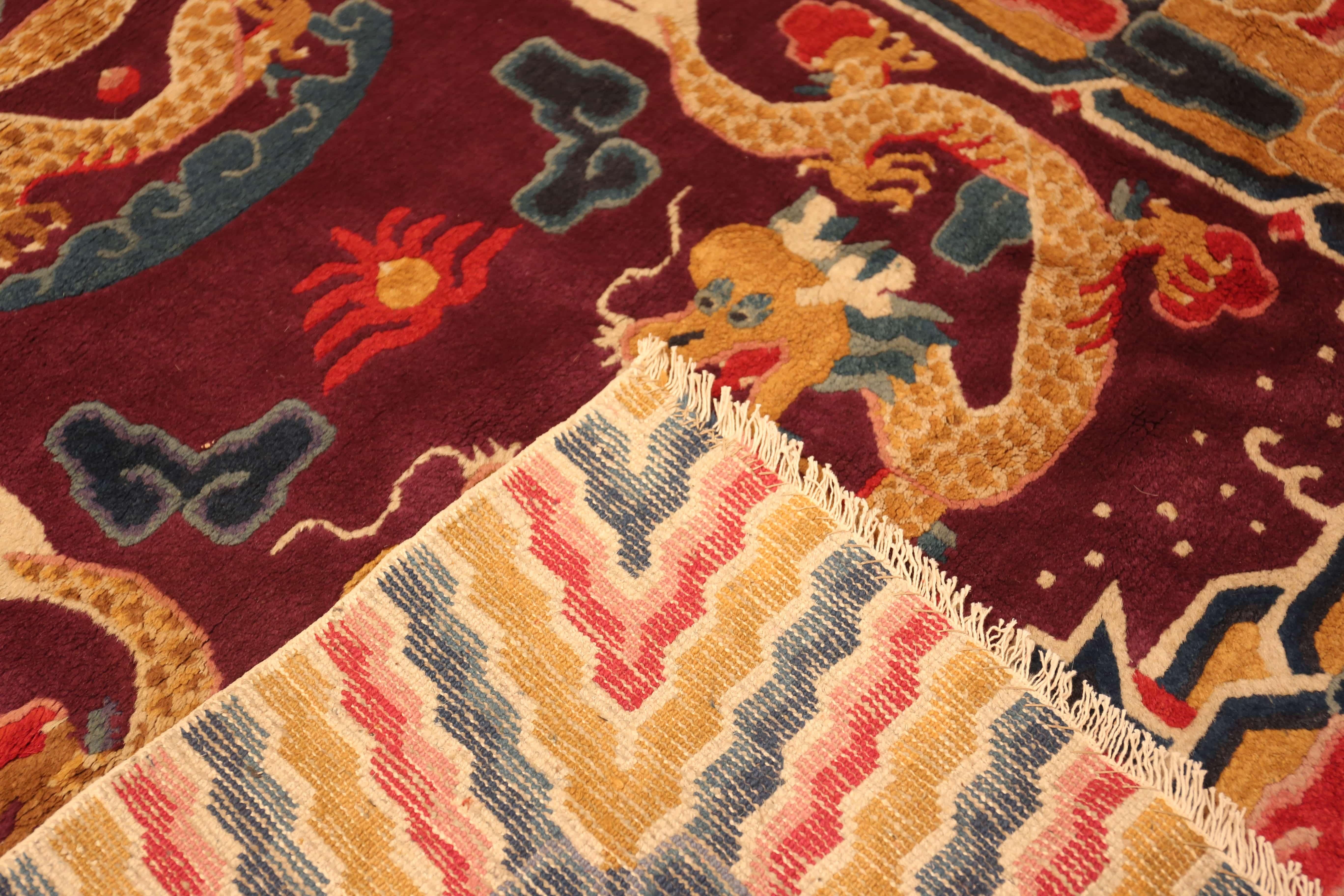 Nazmiyal Collection lila chinesischen Drachen Design Teppich 4 ft 4 in x 7 ft im Zustand „Gut“ im Angebot in New York, NY