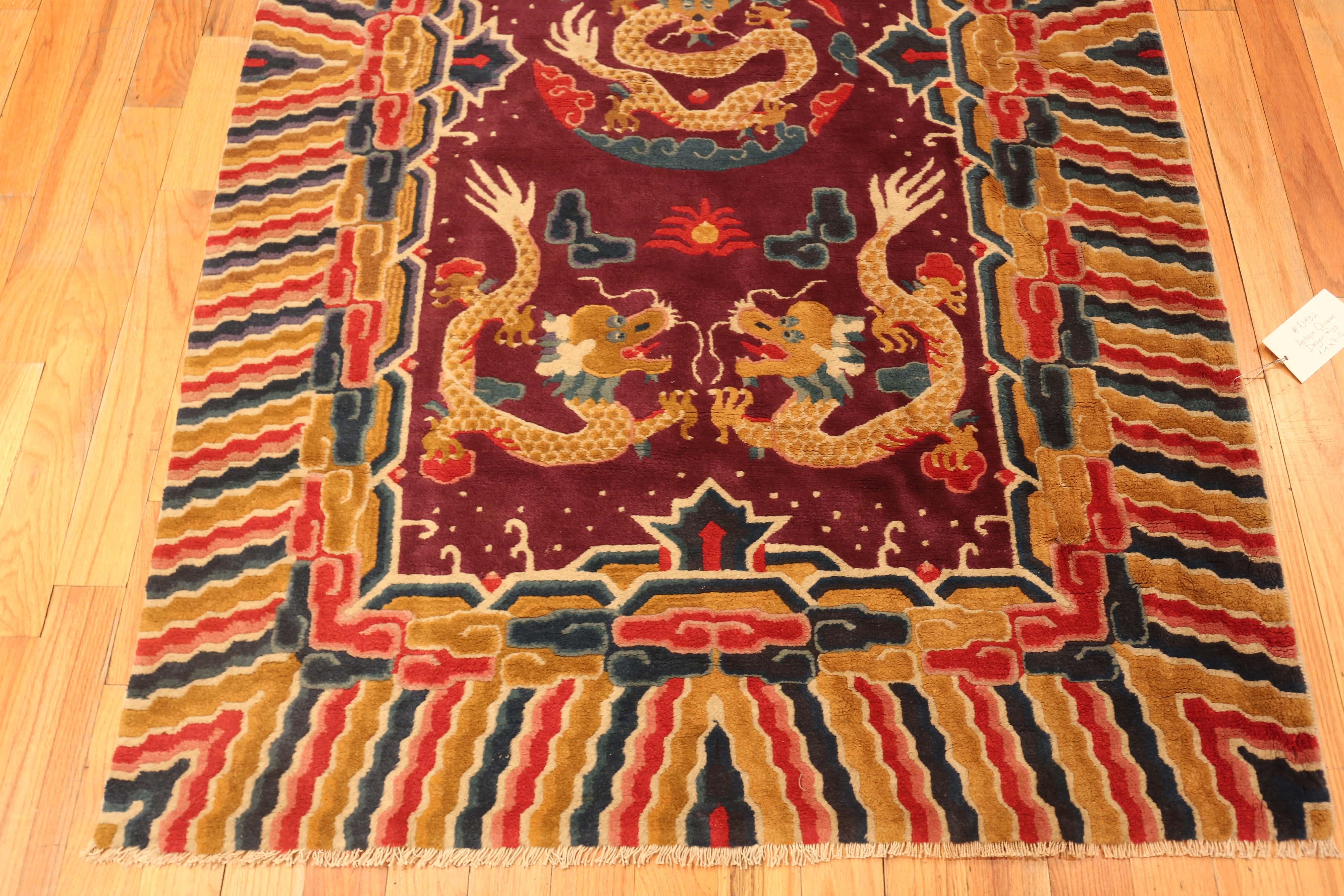 Nazmiyal Collection lila chinesischen Drachen Design Teppich 4 ft 4 in x 7 ft (20. Jahrhundert) im Angebot