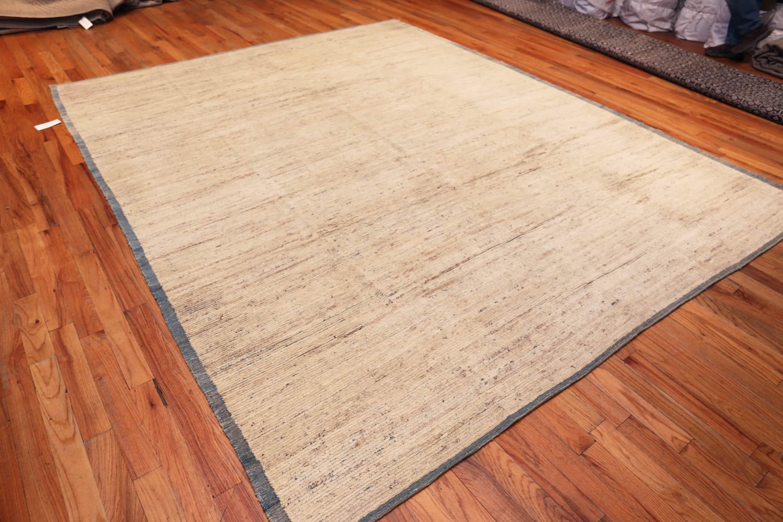 Nazmiyal Collection Modern Distressed Rug. 9 ft 8 in x 11 ft 9in In New Condition For Sale In New York, NY