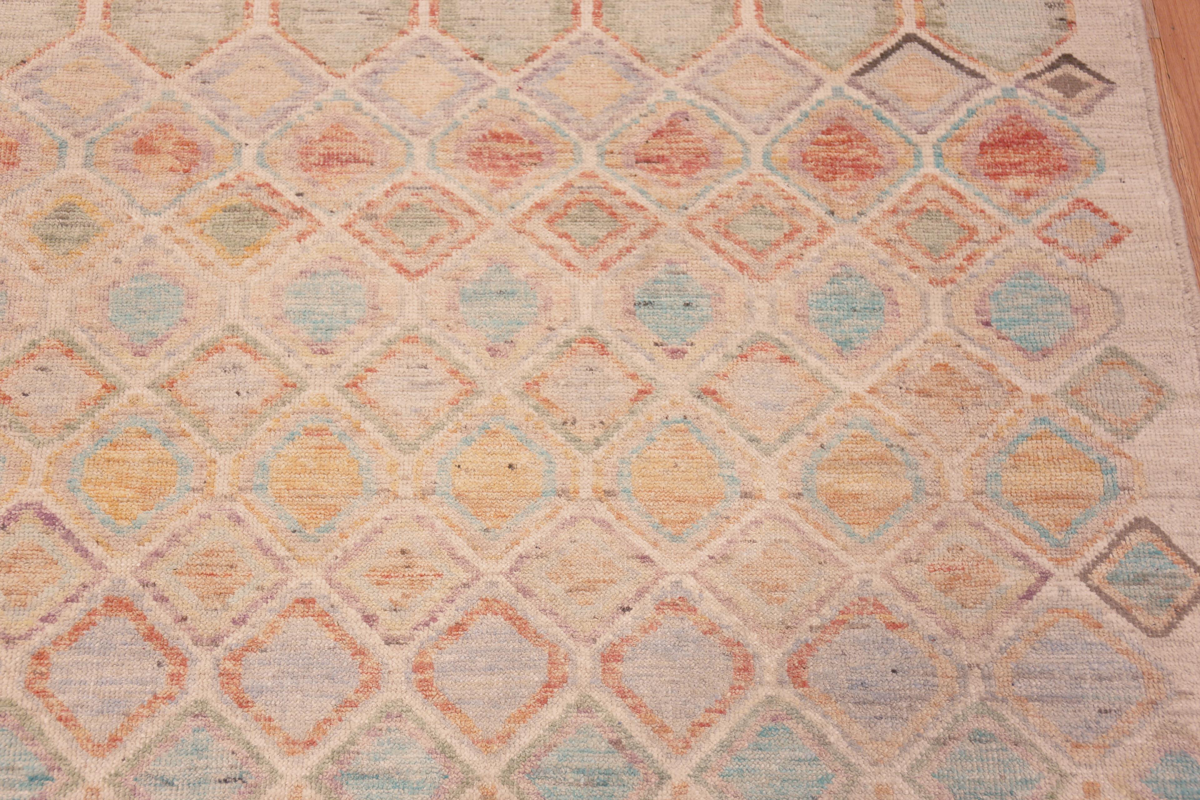 Rustikaler geometrischer kleiner moderner Teppich aus der Nazmiyal Kollektion in Kleinformat 4'3