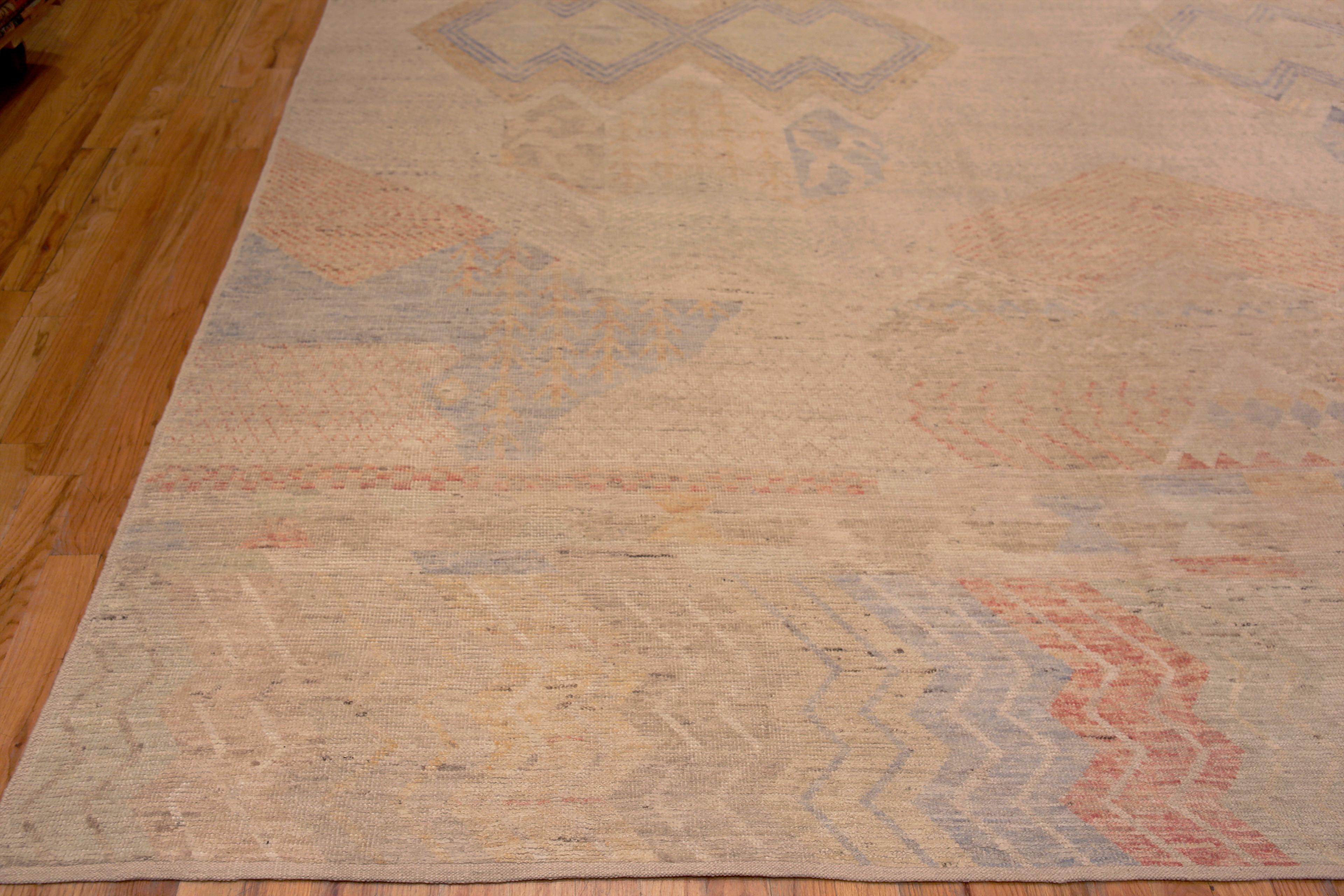 Superbe tapis rustique aux tons chauds, tribal, géométrique, moderne et contemporain, Pays d'origine : Asie centrale, Circa date : Modern Rugs