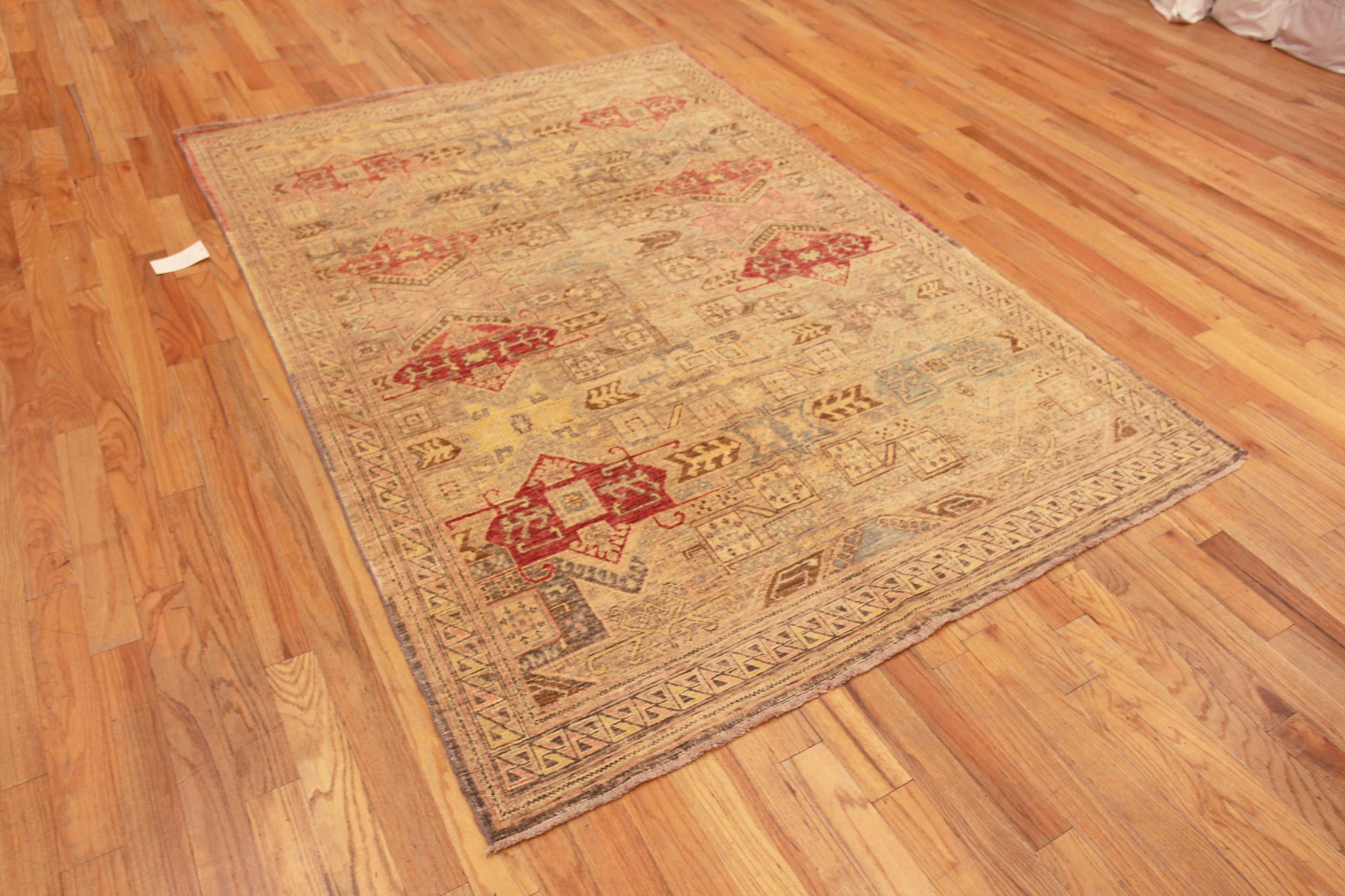 Bellissimo Tappeto da Area Moderna Rustic Soft Neutral Color Tribal Geometric Caucasian Design, Paese d'origine: Asia Centrale, Data di realizzazione: CIRCA: Tappeto moderno 