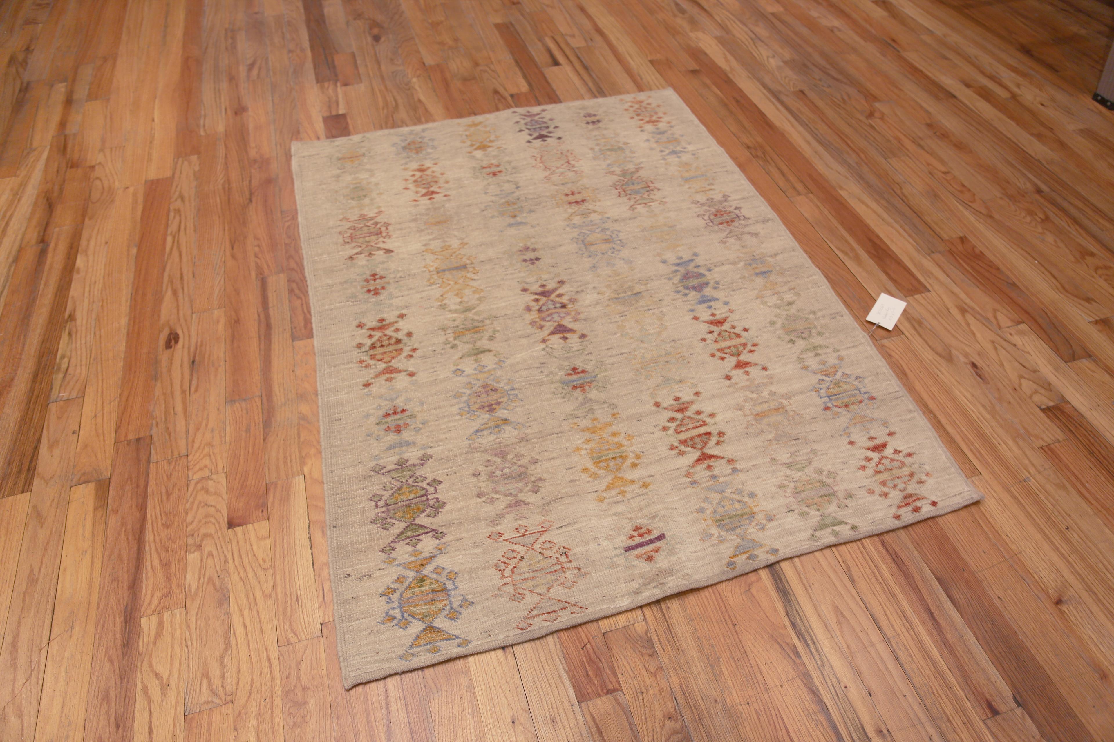 Gorgeous Small Tribal Modern Contemporary Rustic Area Rug, Pays d'origine : Asie centrale, Circa date : Tapis modernes