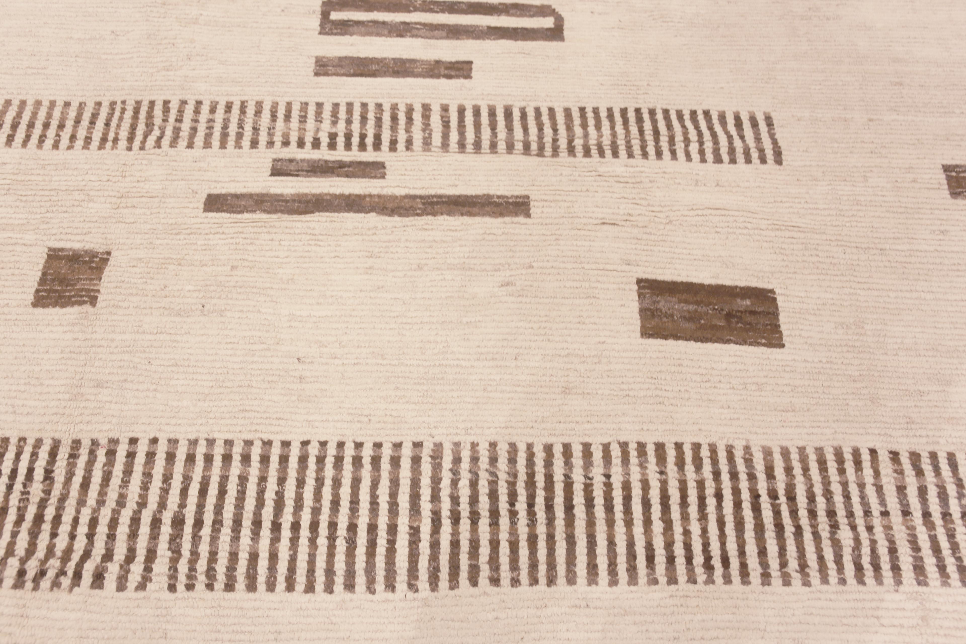 Tapis de grande taille extrêmement décoratif, fond crème ivoire et marron, design géométrique tribal moderne, pays d'origine : Asie centrale, Circa Date : Tapis moderne 