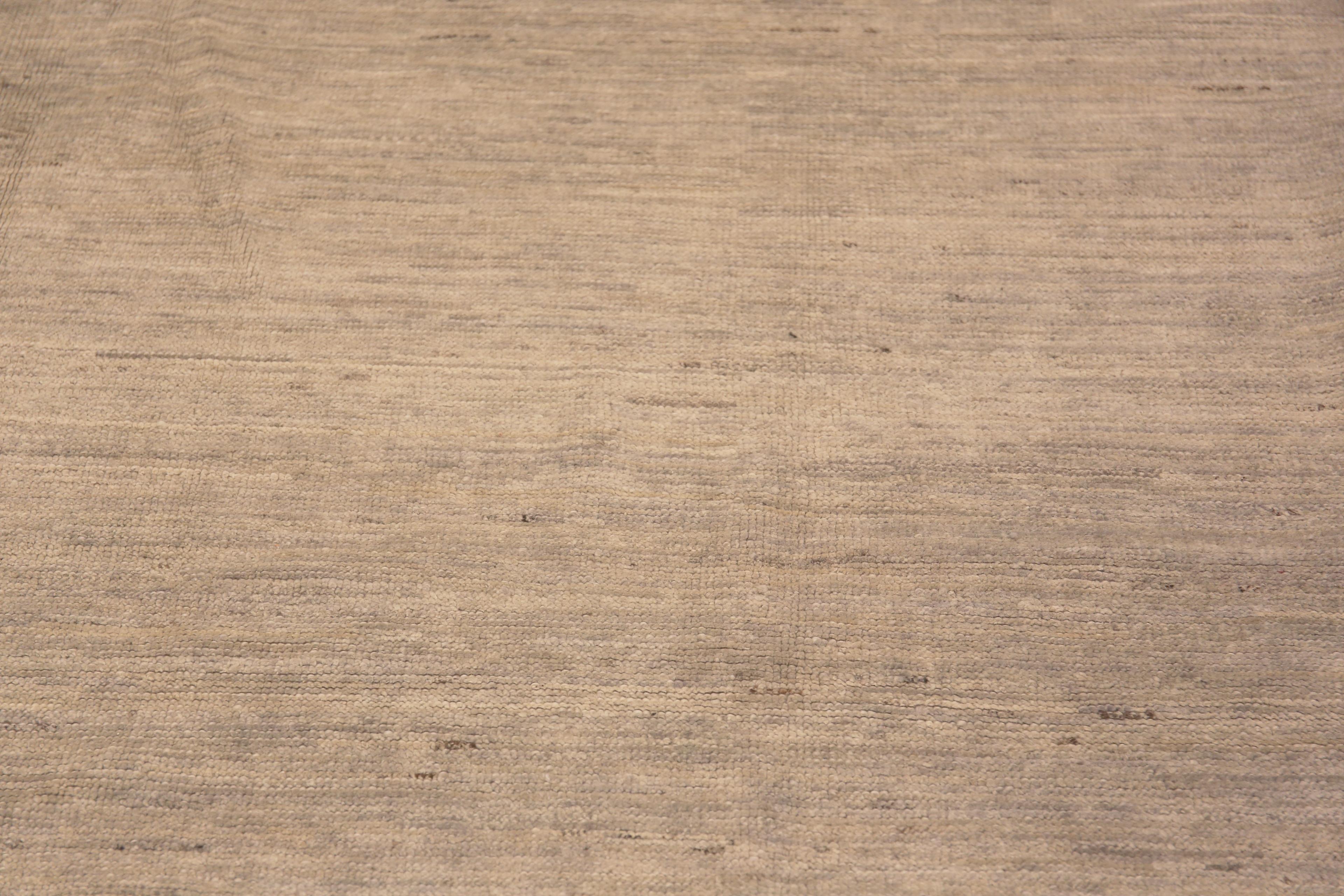 Tapis de sol minimaliste et décoratif, couleur crème ivoire clair, de taille moderne, Pays d'origine : Asie centrale, Circa Date : Tapis moderne