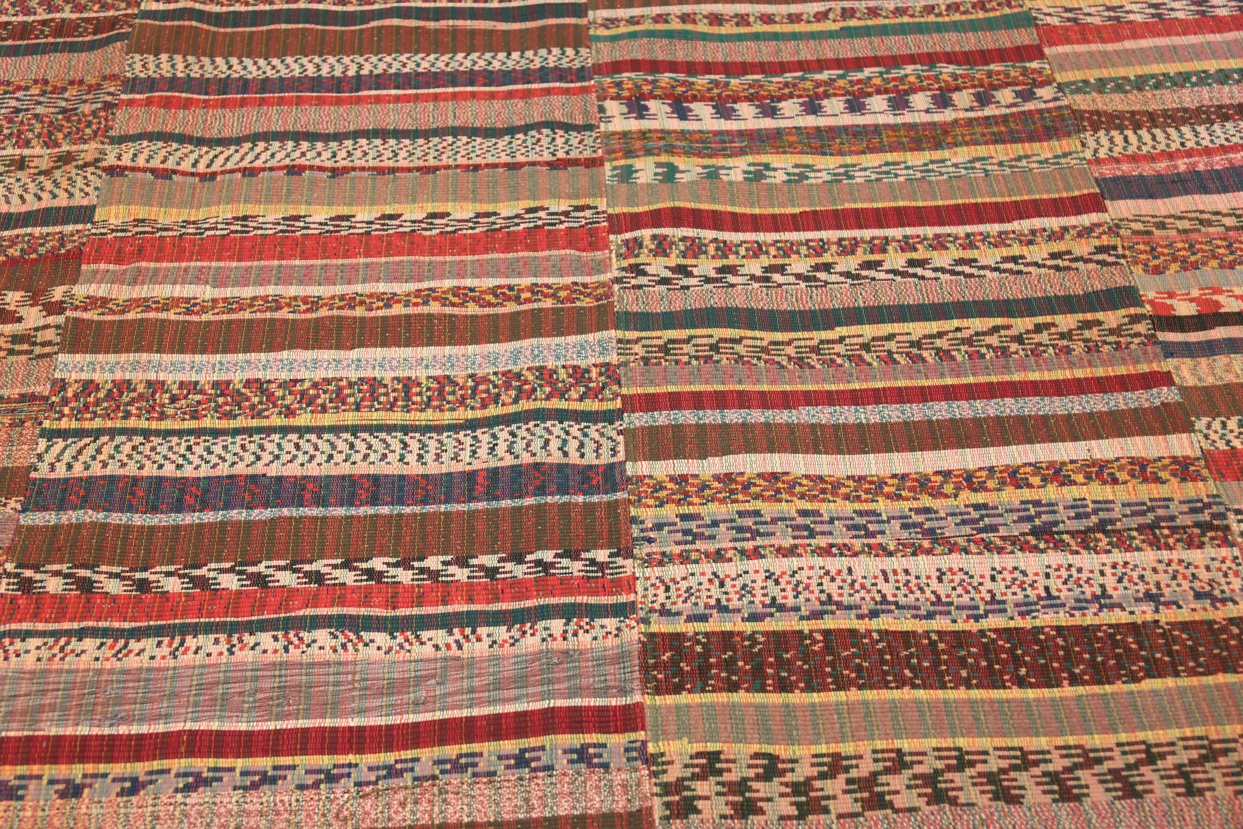 Gestreifter moderner Rag-Teppich aus der Nazmiyal-Kollektion. 12 ft 10 in x 16 ft 2 in (Türkisch) im Angebot