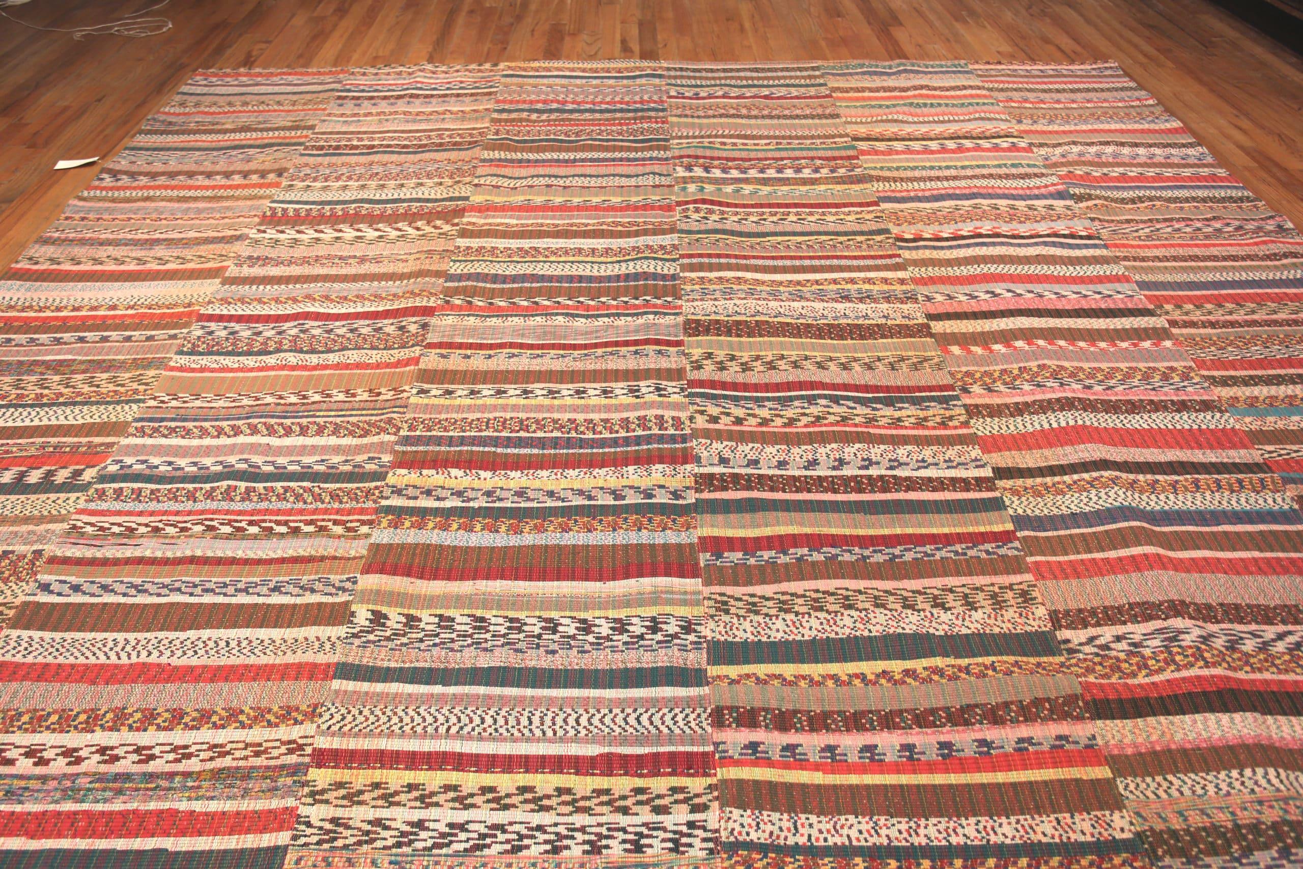 Gestreifter moderner Rag-Teppich aus der Nazmiyal-Kollektion. 12 ft 10 in x 16 ft 2 in (Handgeknüpft) im Angebot