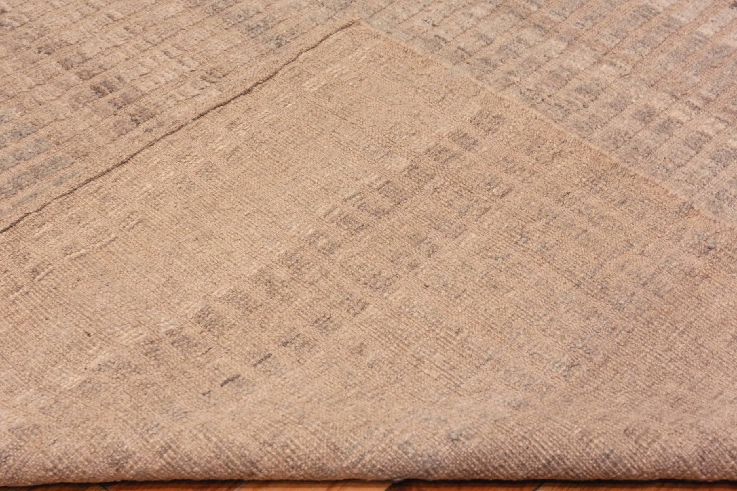 Großer taupefarbener moderner Distressed-Teppich, Herkunftsland: Afghanistan, Entstehungszeit: Modern. Größe: 12 ft 5 in x 15 ft 2 in (3,78 m x 4,62 m)
 