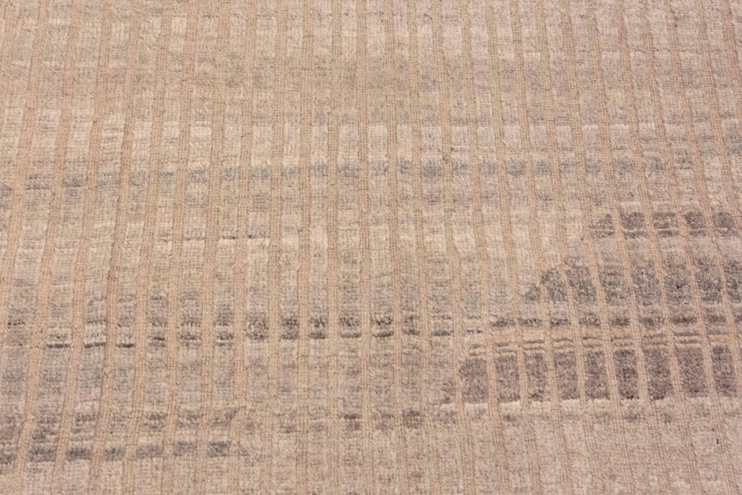 Nazmiyal Kollektion Taupefarbener moderner Distressed-Teppich. 3,66 m x 4,66 m (Moderne) im Angebot