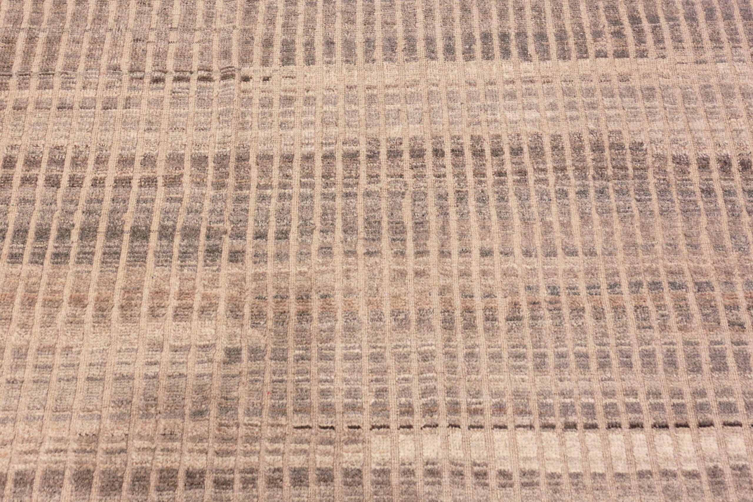 Nazmiyal Kollektion Taupefarbener moderner Distressed-Teppich. 3,66 m x 4,66 m  im Zustand „Neu“ im Angebot in New York, NY