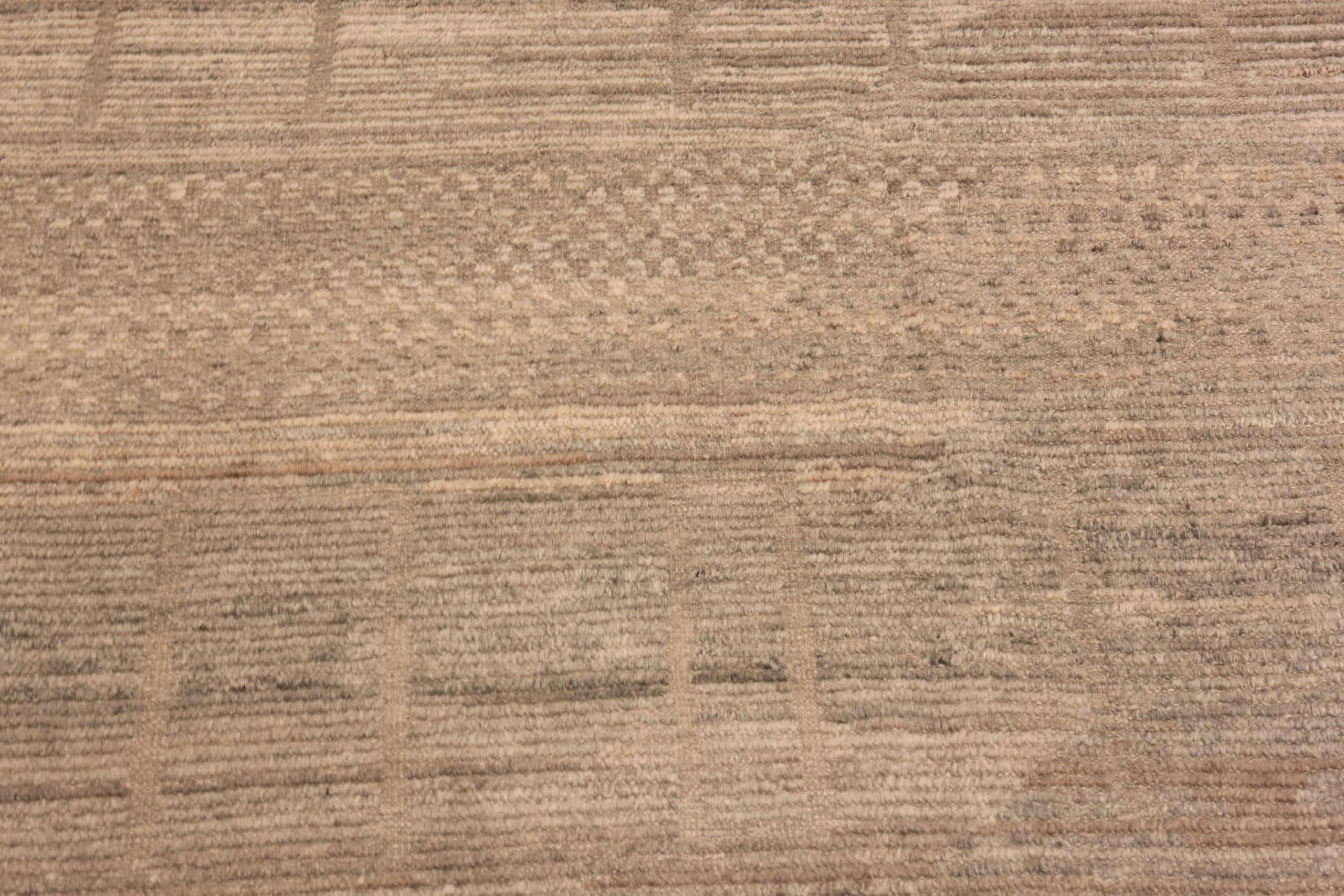 Moderner marokkanischer Teppich der Nazmiyal Kollektion in Taupe 11'9