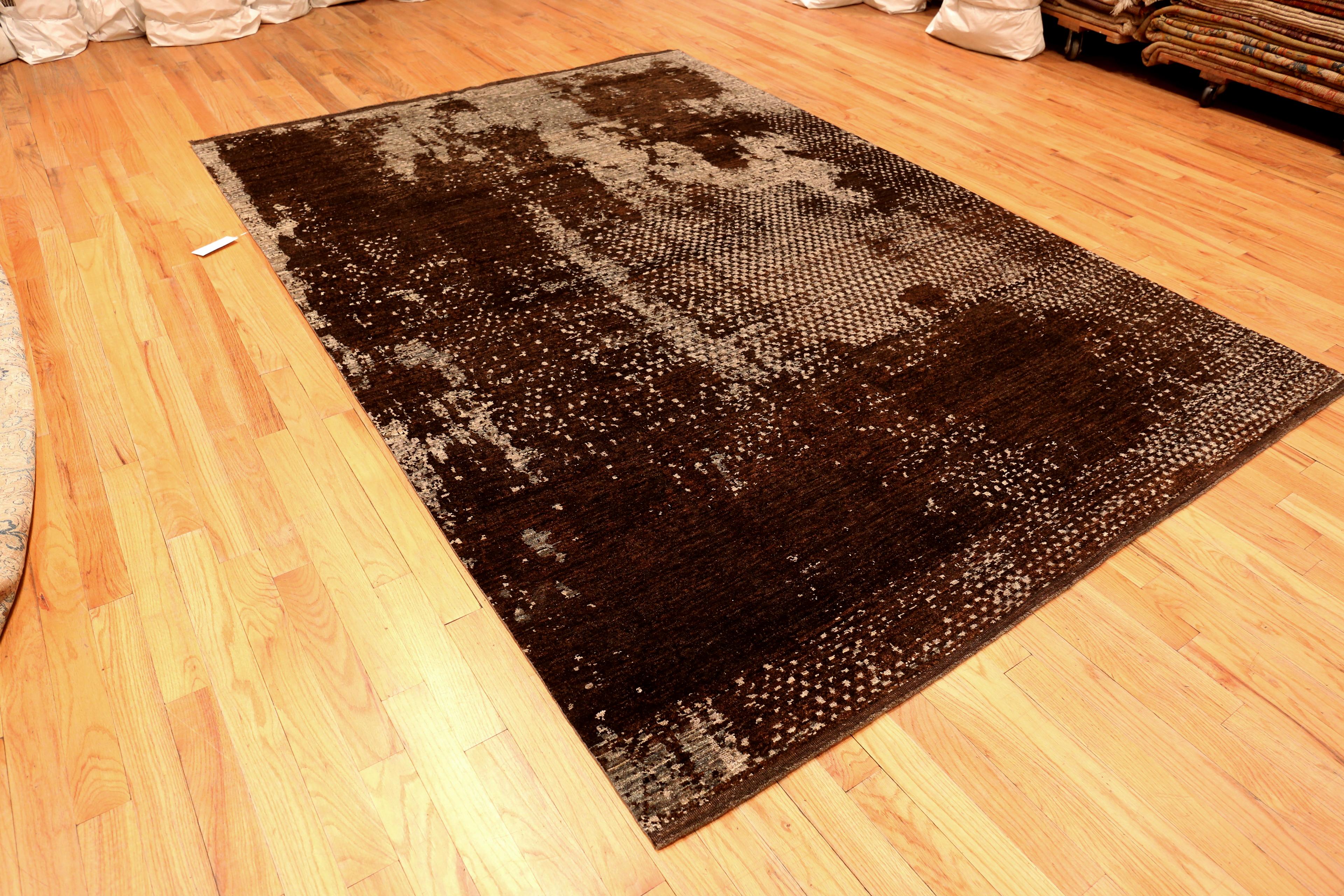 Textured Brown Modern Transitional Area Rug, Country of Origin: Pakistan. Circa date: Modern. Size: 7 ft 7 in x 10 ft 10 in (2.31 m x 3.3 m).