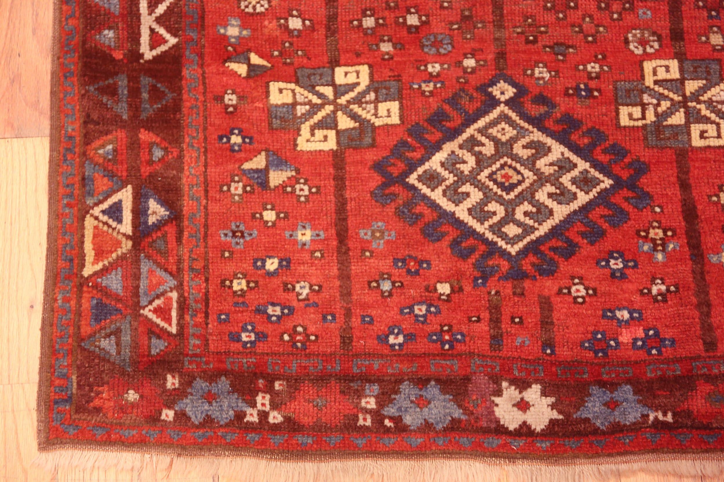 Nazmiyal Collection Tribal Anatolian Läufer Teppich 2 ft 11 in x 8 ft 4 in im Zustand „Gut“ im Angebot in New York, NY