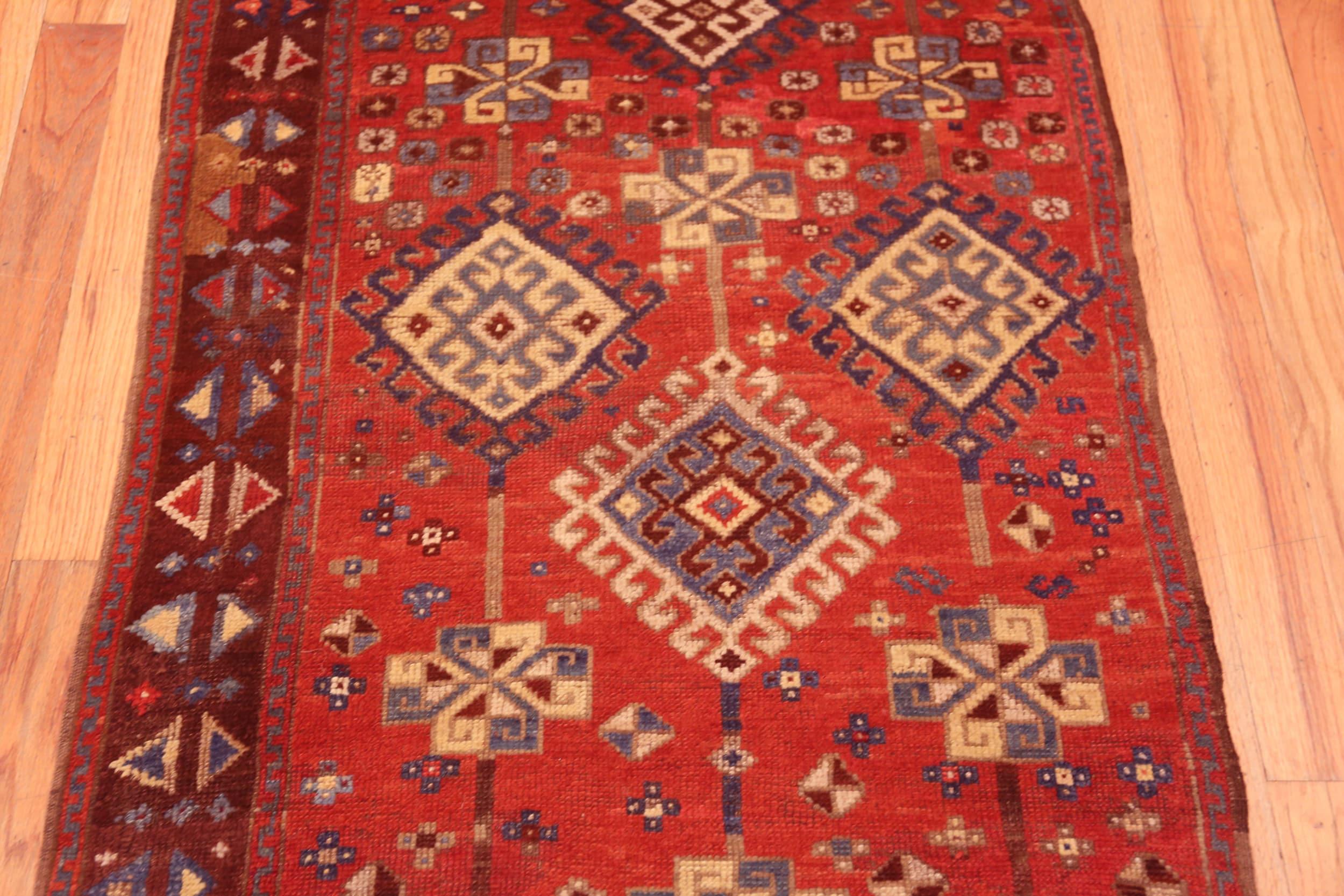 Nazmiyal Collection Tribal Anatolian Läufer Teppich 2 ft 11 in x 8 ft 4 in (20. Jahrhundert) im Angebot