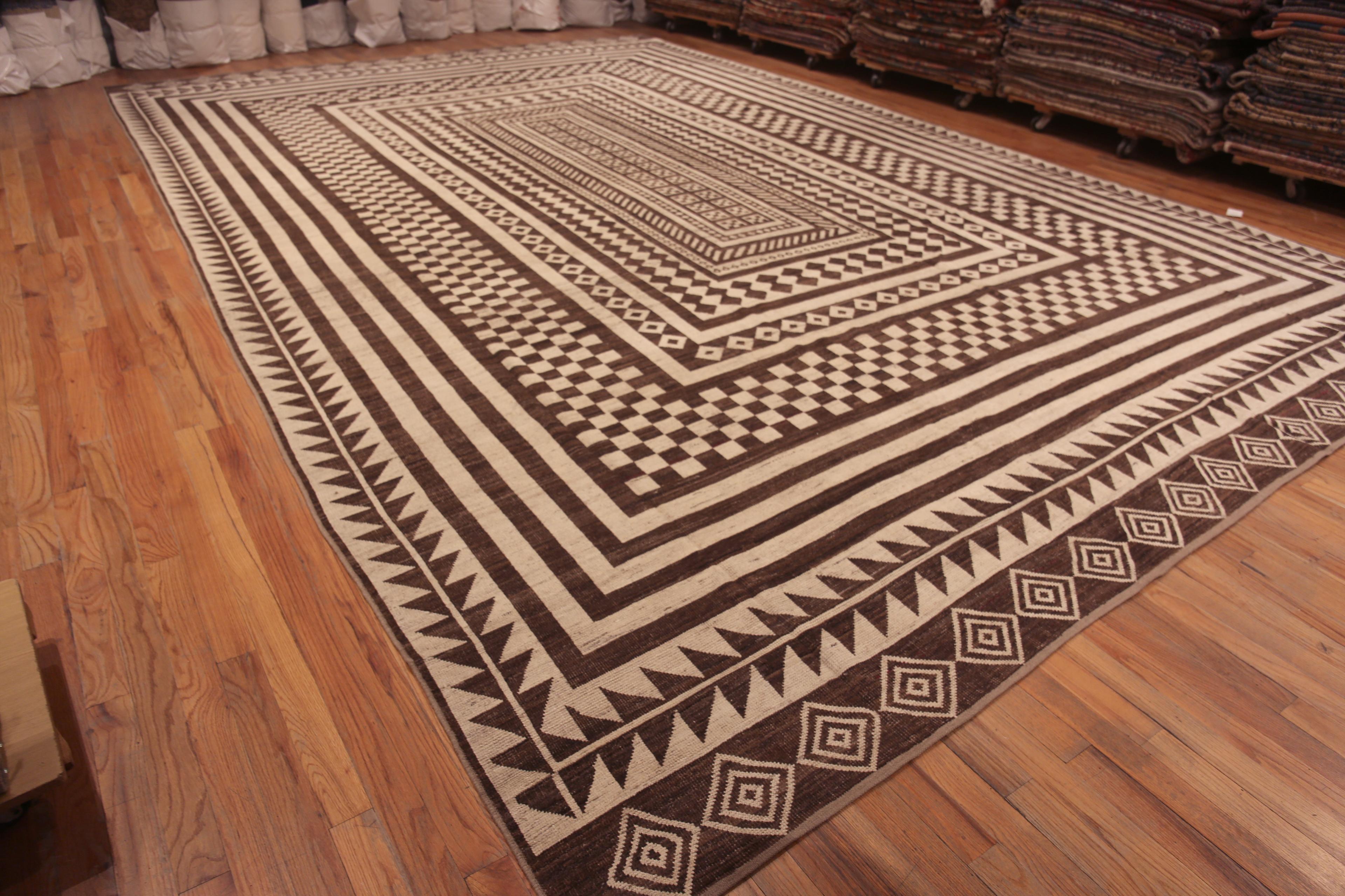 Cautivadora Alfombra de Gran Tamaño de Diseño Geométrico Tribal de Color Marfil y Marrón, País de Origen: Asia Central, Fecha Circa: Alfombra Moderna